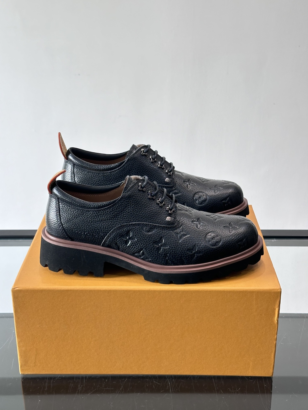 LV moments新款乐福鞋，选用优质皮革，鞋面光滑细腻，白色缝线点缀，精致感满满✨。厚橡胶鞋底+防滑