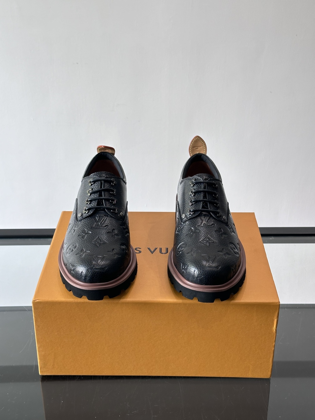 LV moments新款乐福鞋，选用优质皮革，鞋面光滑细腻，白色缝线点缀，精致感满满✨。厚橡胶鞋底+防滑