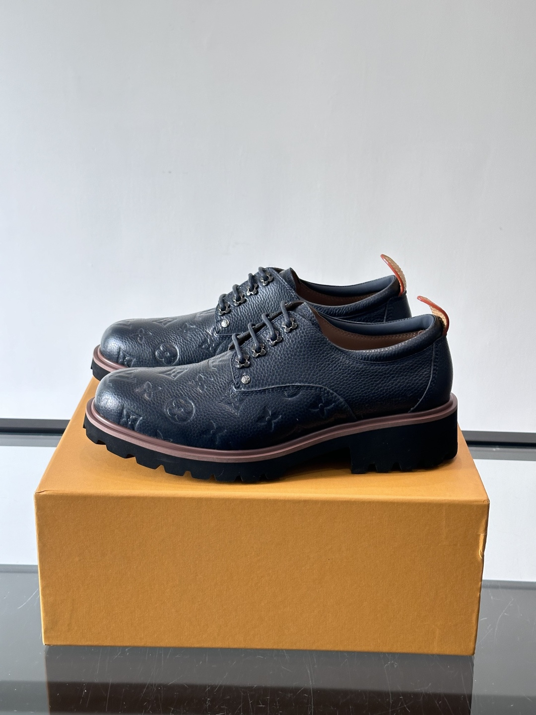 LV moments新款乐福鞋，选用优质皮革，鞋面光滑细腻，白色缝线点缀，精致感满满✨。厚橡胶鞋底+防滑