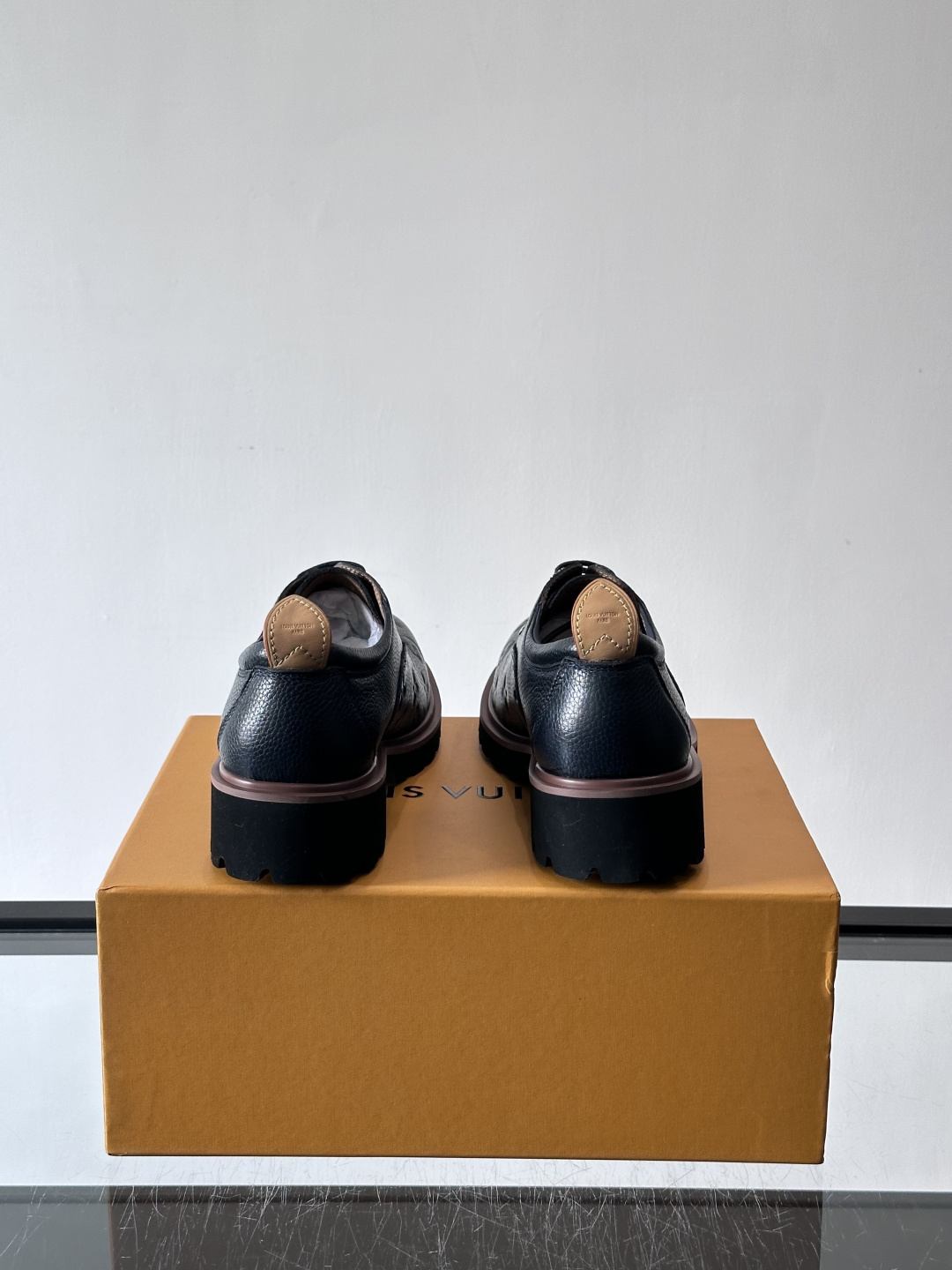 LV moments新款乐福鞋，选用优质皮革，鞋面光滑细腻，白色缝线点缀，精致感满满✨。厚橡胶鞋底+防滑