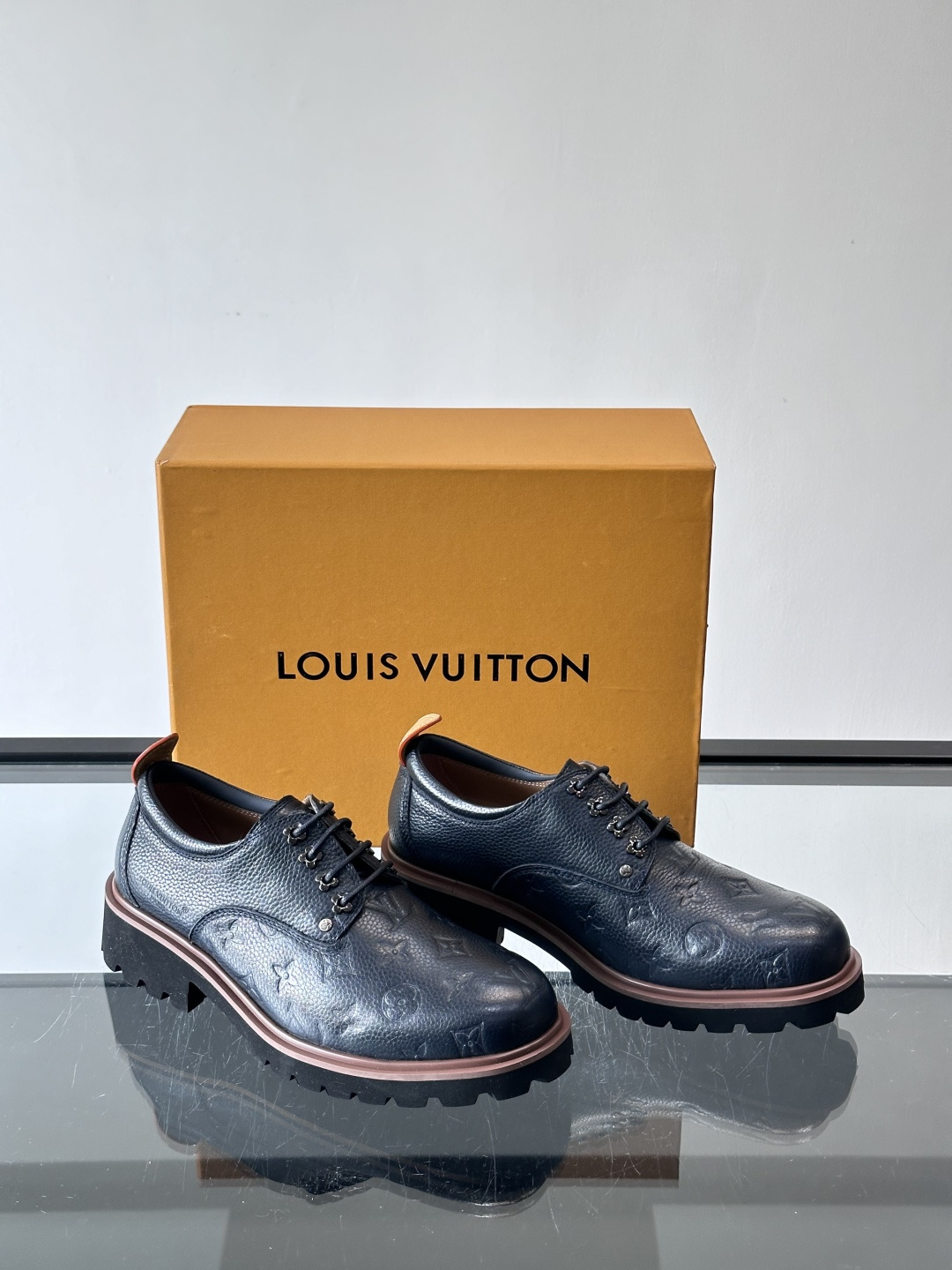 LV moments新款乐福鞋，选用优质皮革，鞋面光滑细腻，白色缝线点缀，精致感满满✨。厚橡胶鞋底+防滑