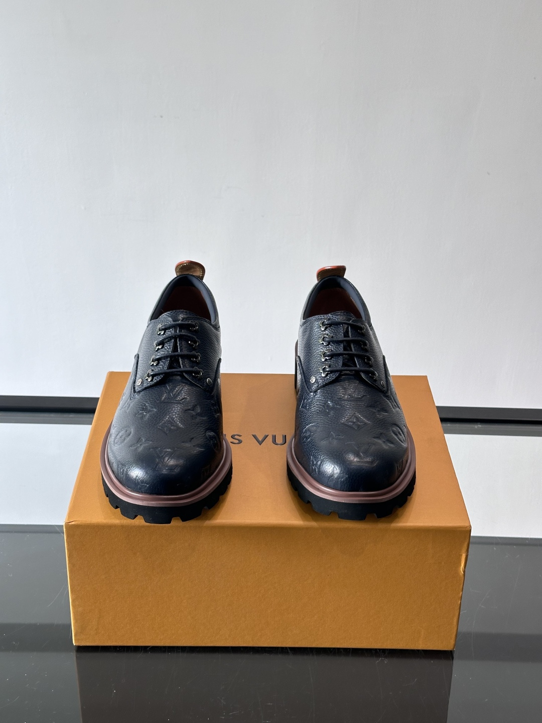 LV moments新款乐福鞋，选用优质皮革，鞋面光滑细腻，白色缝线点缀，精致感满满✨。厚橡胶鞋底+防滑