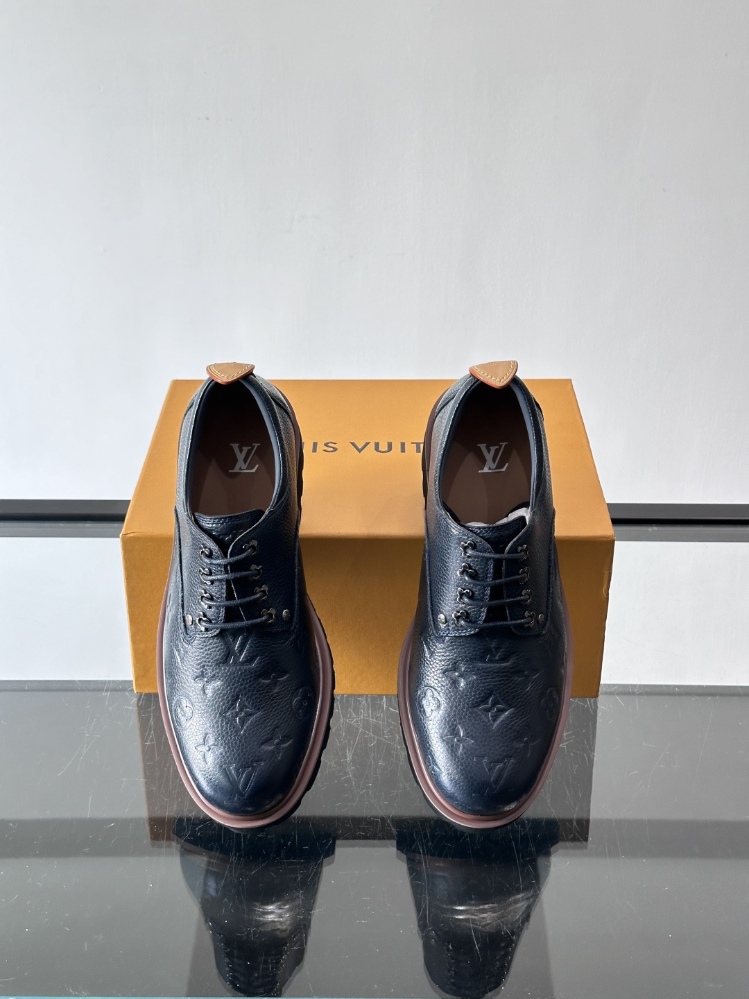 LV moments新款乐福鞋，选用优质皮革，鞋面光滑细腻，白色缝线点缀，精致感满满✨。厚橡胶鞋底+防滑