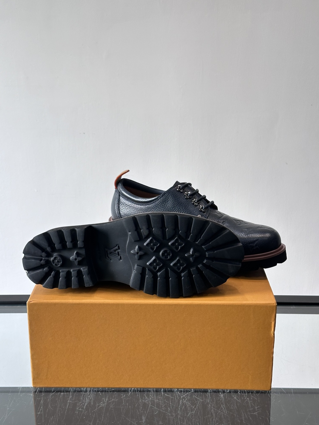 LV moments新款乐福鞋，选用优质皮革，鞋面光滑细腻，白色缝线点缀，精致感满满✨。厚橡胶鞋底+防滑