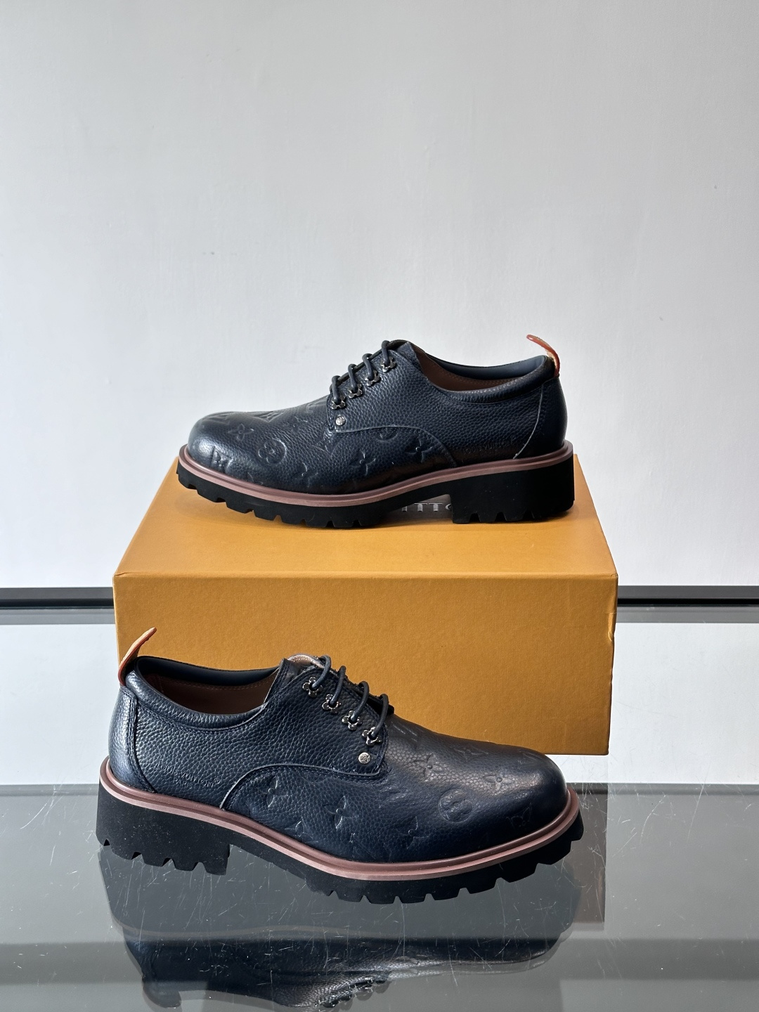 LV moments新款乐福鞋，选用优质皮革，鞋面光滑细腻，白色缝线点缀，精致感满满✨。厚橡胶鞋底+防滑