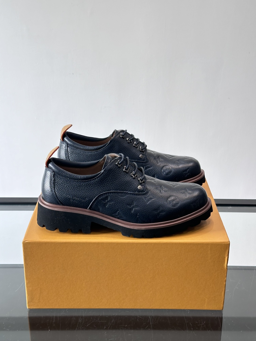 LV moments新款乐福鞋，选用优质皮革，鞋面光滑细腻，白色缝线点缀，精致感满满✨。厚橡胶鞋底+防滑