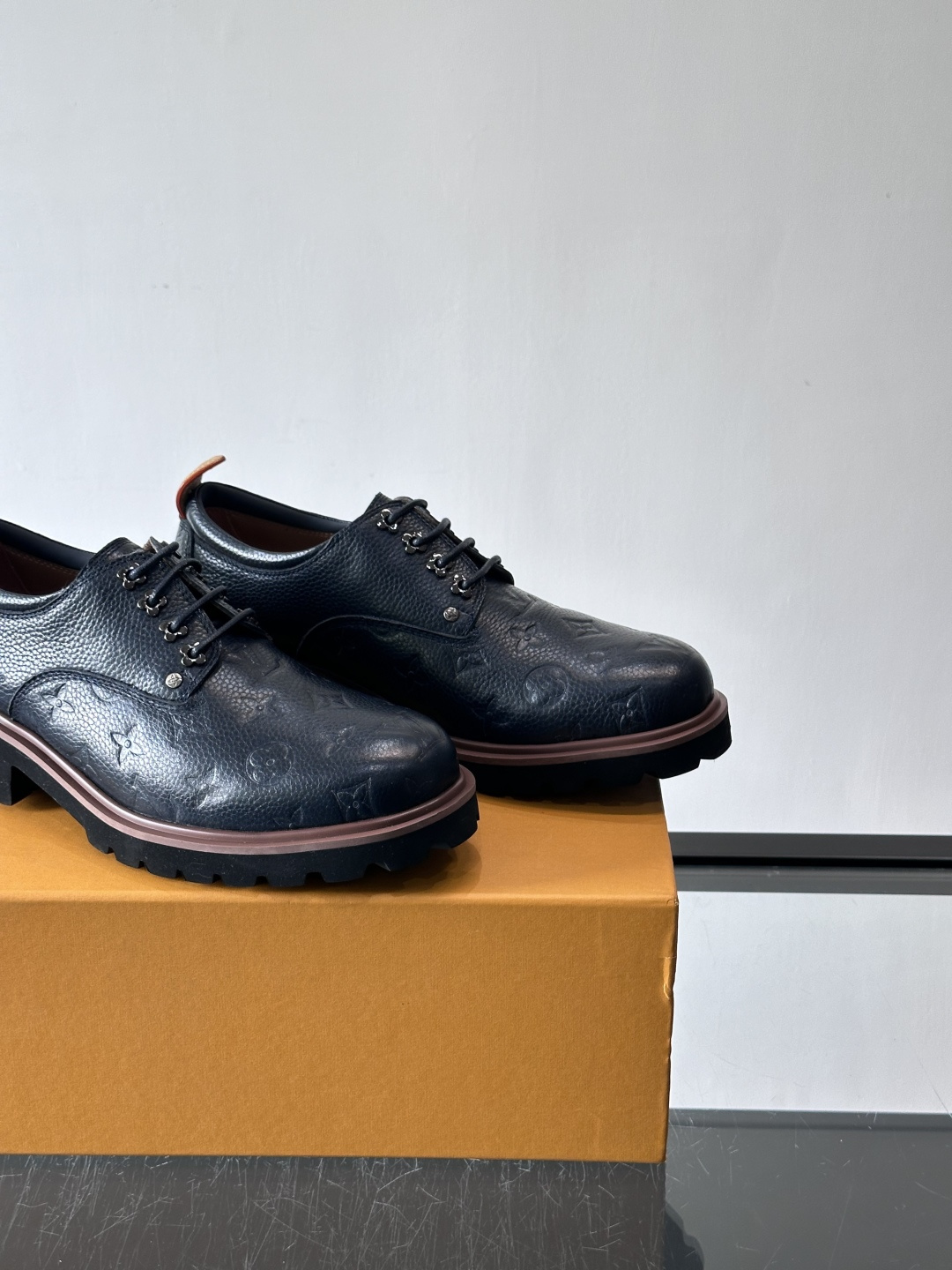 LV moments新款乐福鞋，选用优质皮革，鞋面光滑细腻，白色缝线点缀，精致感满满✨。厚橡胶鞋底+防滑