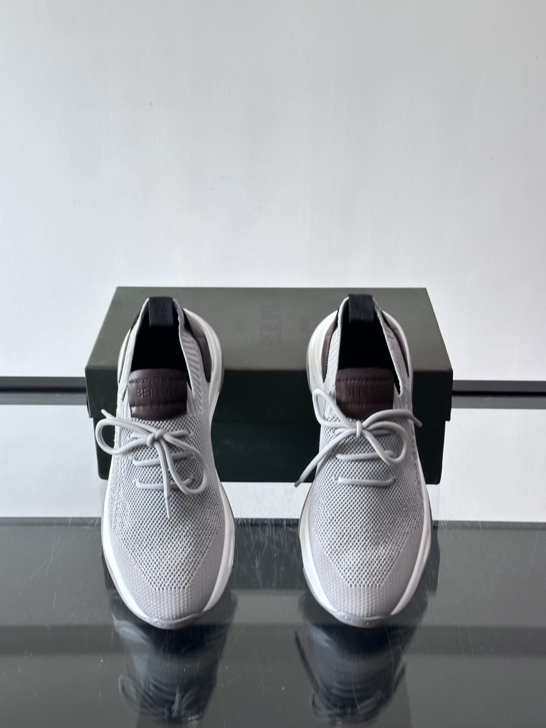 BERLUT·布鲁提针织鞋面贴合脚型，牛皮革后跟拼接，层次感满满。白色EVA鞋底轻盈缓震，流线型设计超有