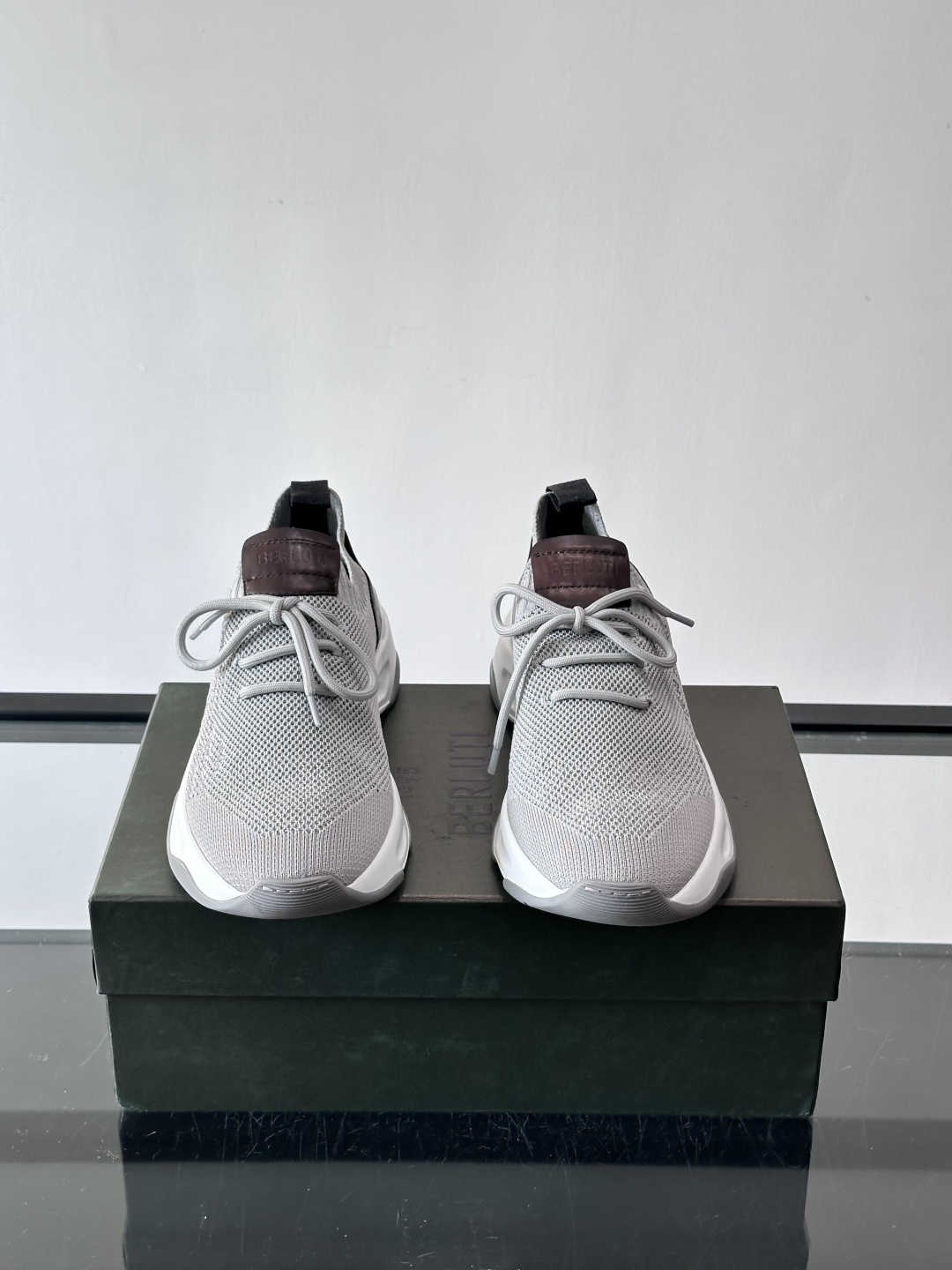 BERLUT·布鲁提针织鞋面贴合脚型，牛皮革后跟拼接，层次感满满。白色EVA鞋底轻盈缓震，流线型设计超有