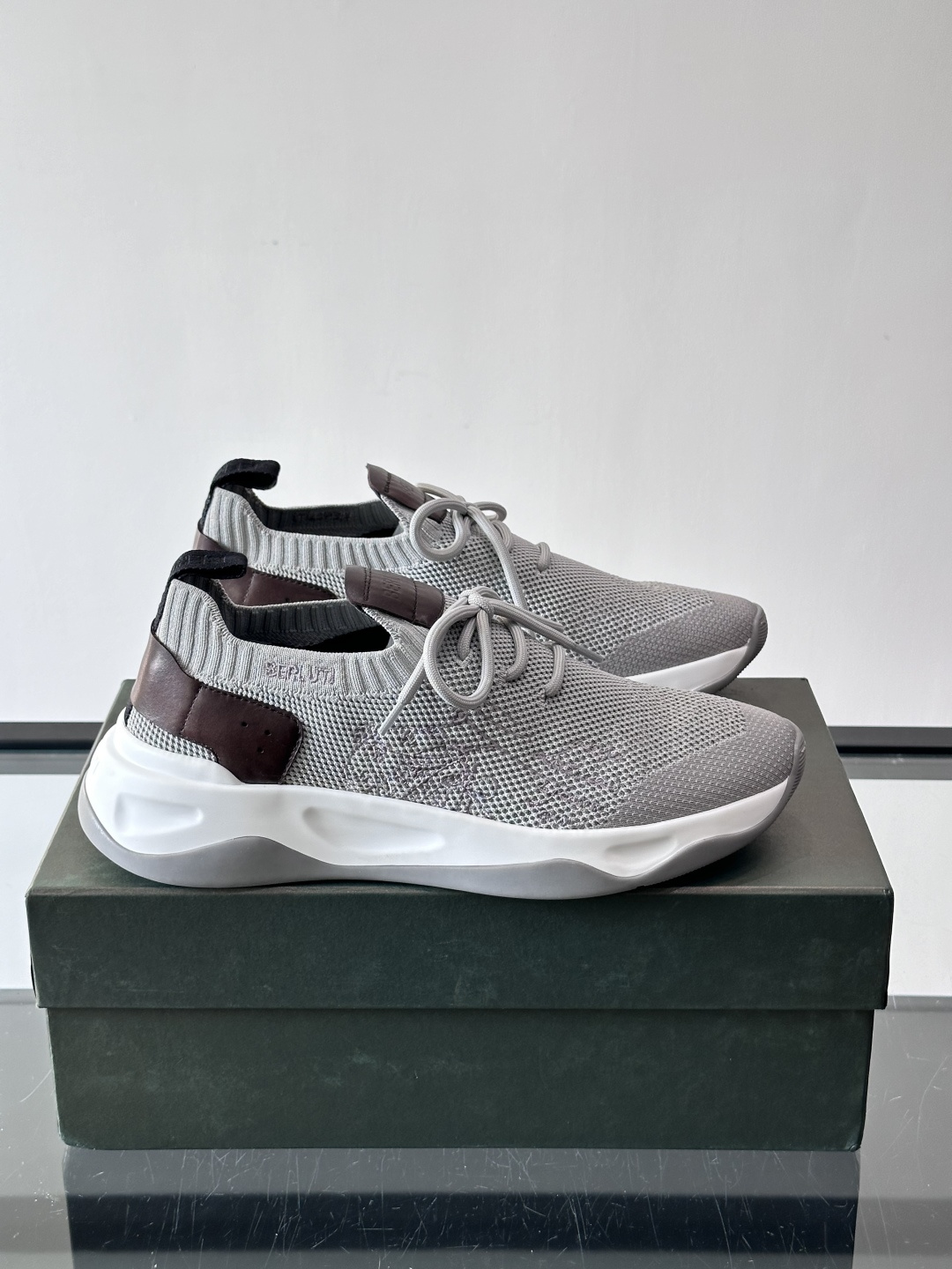 BERLUT·布鲁提针织鞋面贴合脚型，牛皮革后跟拼接，层次感满满。白色EVA鞋底轻盈缓震，流线型设计超有