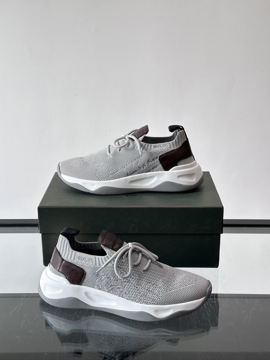 BERLUT·布鲁提针织鞋面贴合脚型，牛皮革后跟拼接，层次感满满。白色EVA鞋底轻盈缓震，流线型设计超有