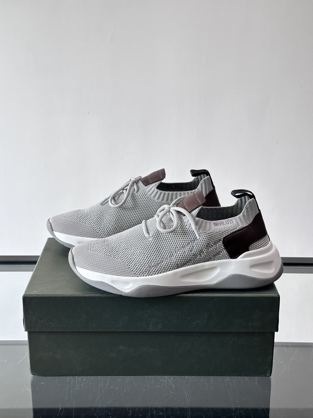 BERLUT·布鲁提针织鞋面贴合脚型，牛皮革后跟拼接，层次感满满。白色EVA鞋底轻盈缓震，流线型设计超有