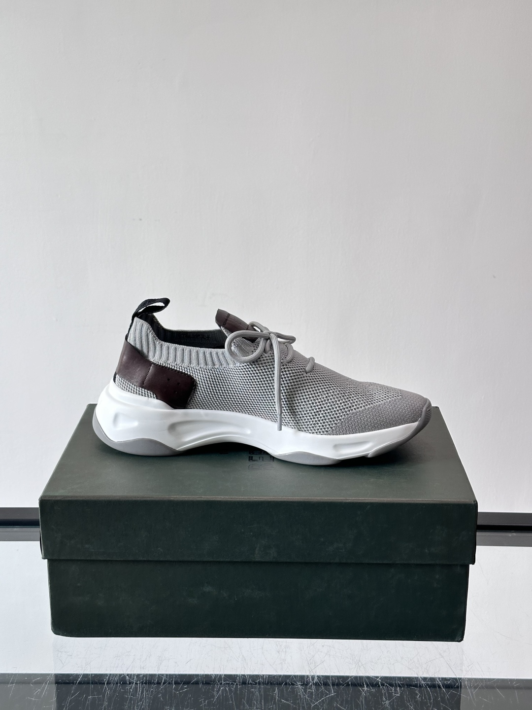 BERLUT·布鲁提针织鞋面贴合脚型，牛皮革后跟拼接，层次感满满。白色EVA鞋底轻盈缓震，流线型设计超有