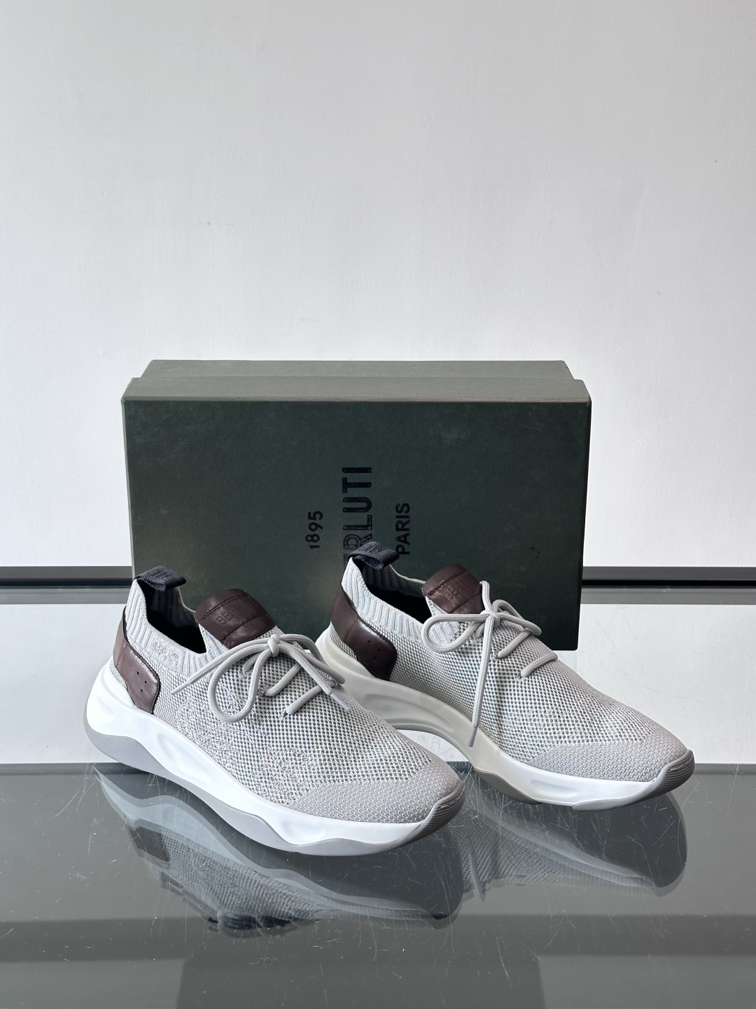 BERLUT·布鲁提针织鞋面贴合脚型，牛皮革后跟拼接，层次感满满。白色EVA鞋底轻盈缓震，流线型设计超有