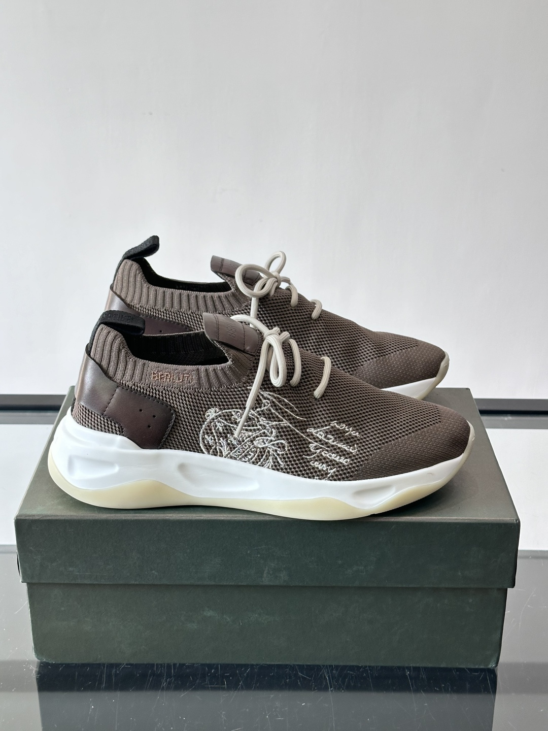 BERLUT·布鲁提针织鞋面贴合脚型，牛皮革后跟拼接，层次感满满。白色EVA鞋底轻盈缓震，流线型设计超有