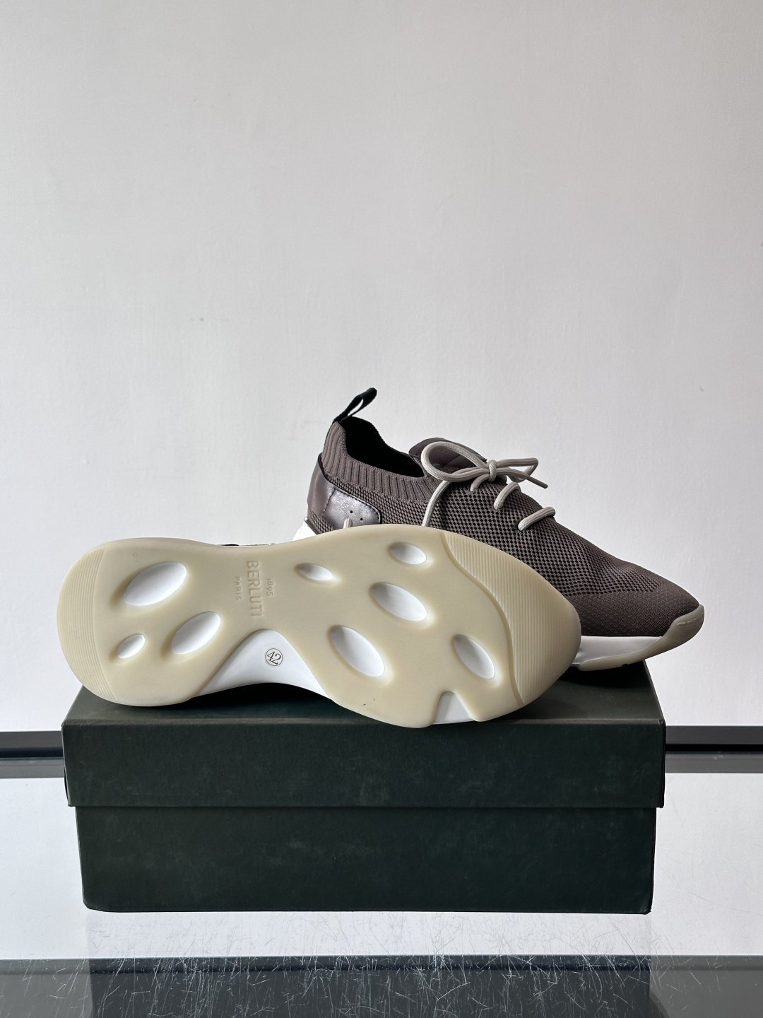 BERLUT·布鲁提针织鞋面贴合脚型，牛皮革后跟拼接，层次感满满。白色EVA鞋底轻盈缓震，流线型设计超有