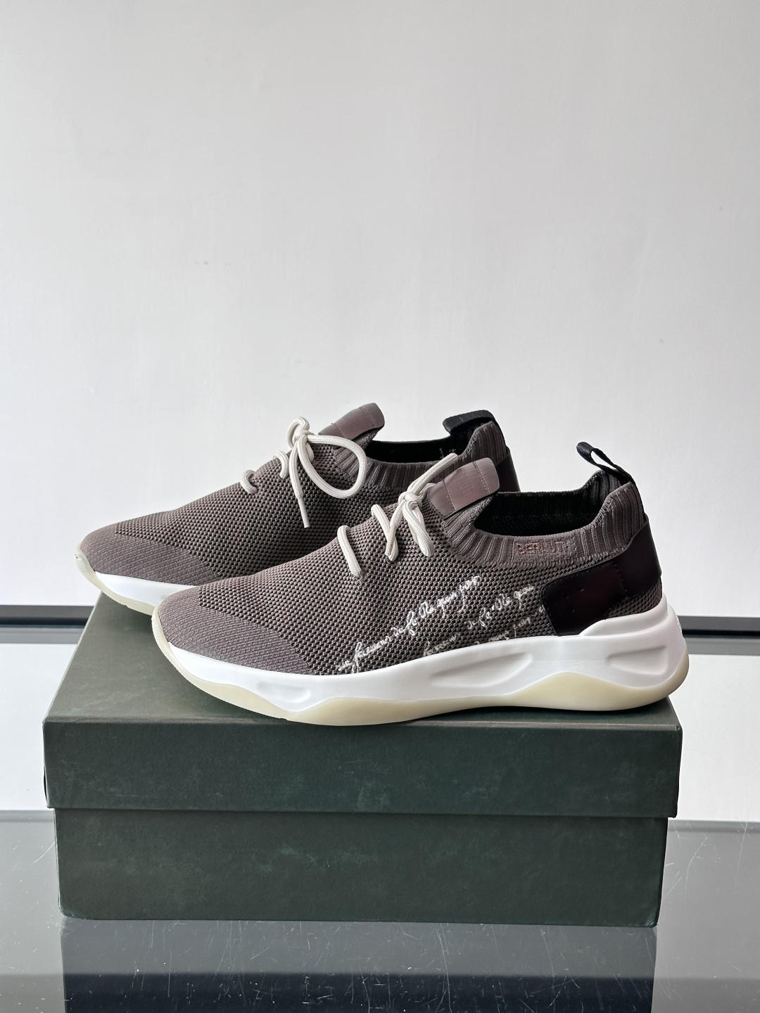 BERLUT·布鲁提针织鞋面贴合脚型，牛皮革后跟拼接，层次感满满。白色EVA鞋底轻盈缓震，流线型设计超有