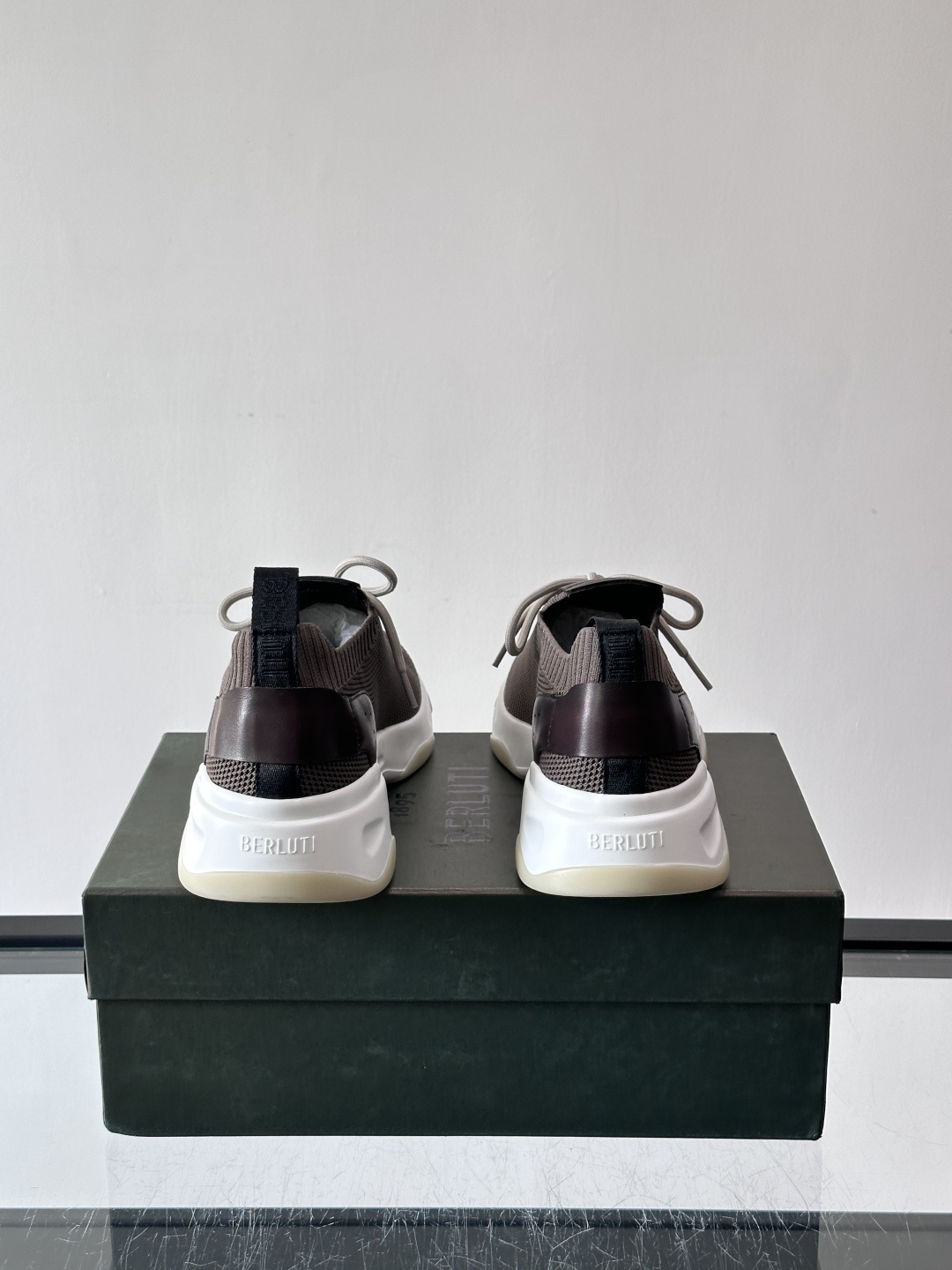 BERLUT·布鲁提针织鞋面贴合脚型，牛皮革后跟拼接，层次感满满。白色EVA鞋底轻盈缓震，流线型设计超有