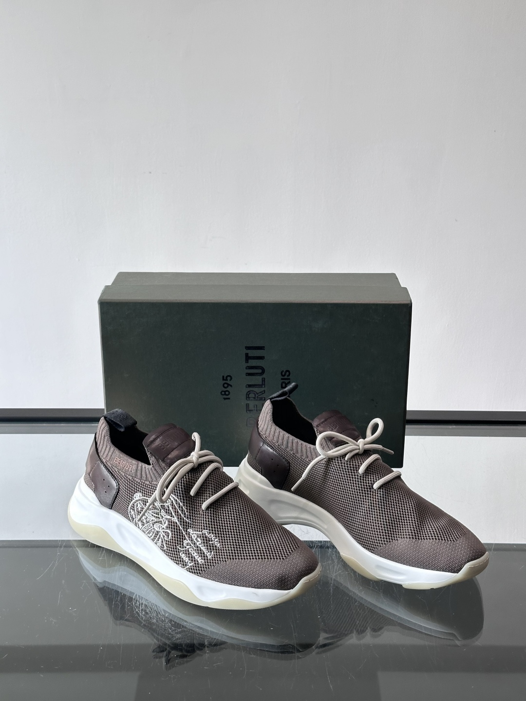 BERLUT·布鲁提针织鞋面贴合脚型，牛皮革后跟拼接，层次感满满。白色EVA鞋底轻盈缓震，流线型设计超有