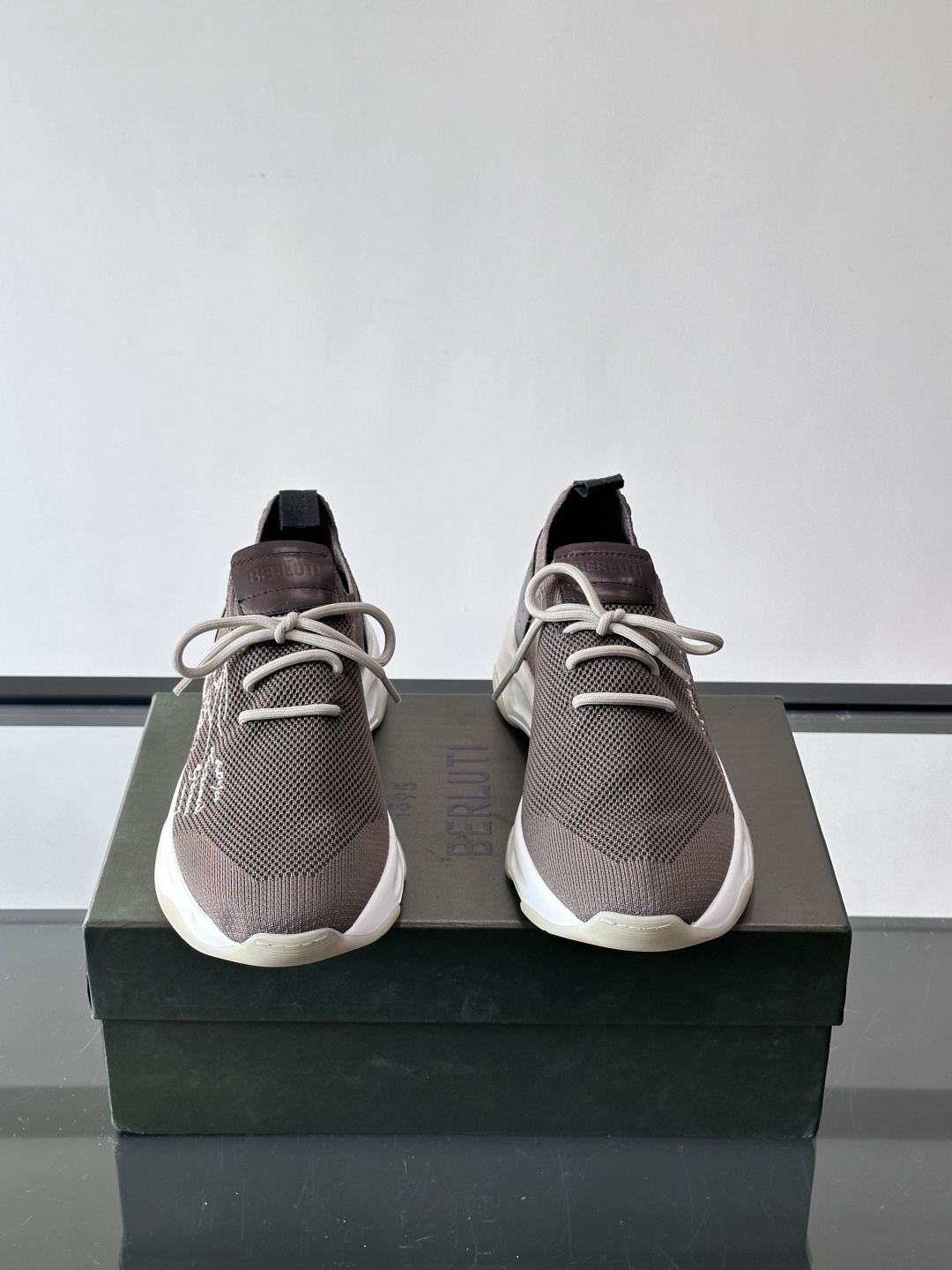 BERLUT·布鲁提针织鞋面贴合脚型，牛皮革后跟拼接，层次感满满。白色EVA鞋底轻盈缓震，流线型设计超有