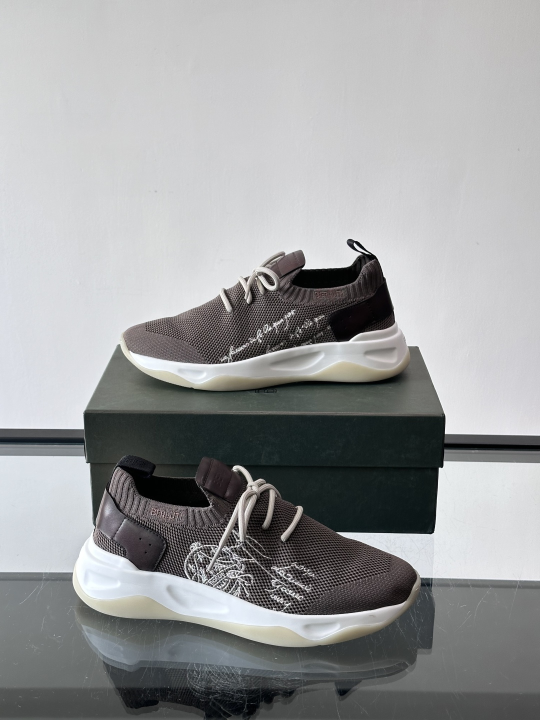 BERLUT·布鲁提针织鞋面贴合脚型，牛皮革后跟拼接，层次感满满。白色EVA鞋底轻盈缓震，流线型设计超有