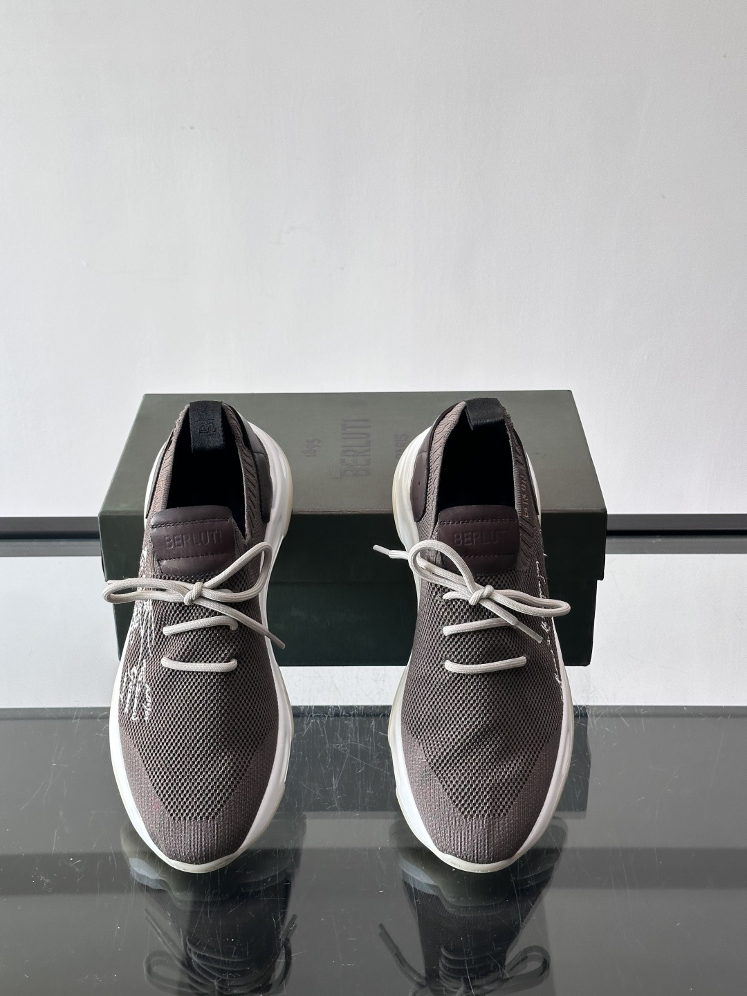 BERLUT·布鲁提针织鞋面贴合脚型，牛皮革后跟拼接，层次感满满。白色EVA鞋底轻盈缓震，流线型设计超有