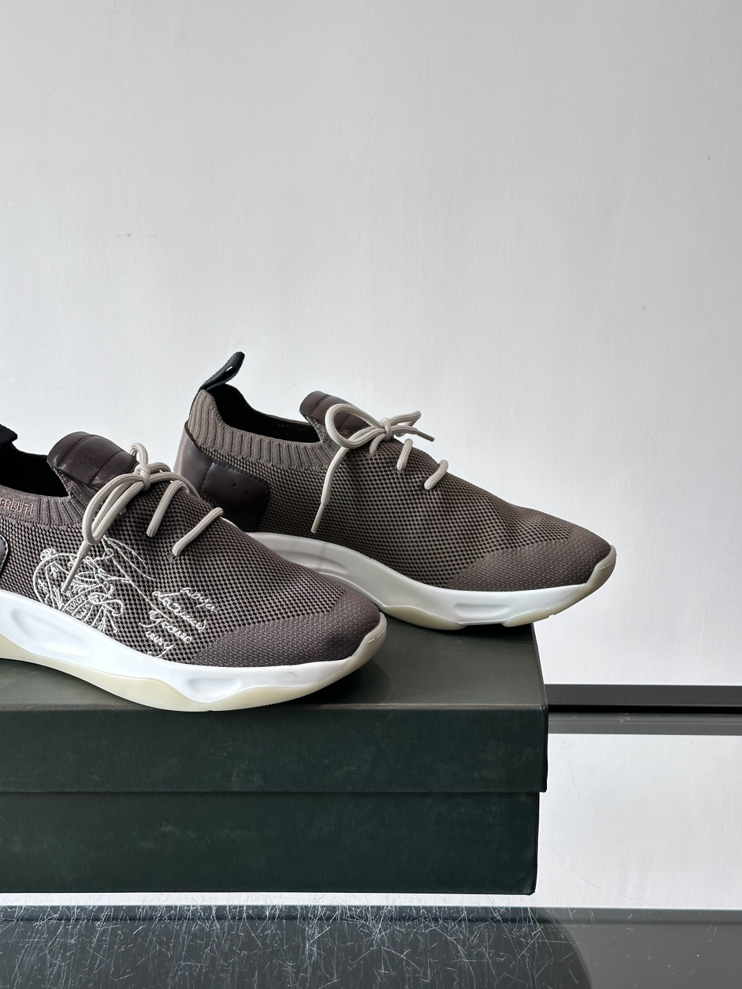 BERLUT·布鲁提针织鞋面贴合脚型，牛皮革后跟拼接，层次感满满。白色EVA鞋底轻盈缓震，流线型设计超有