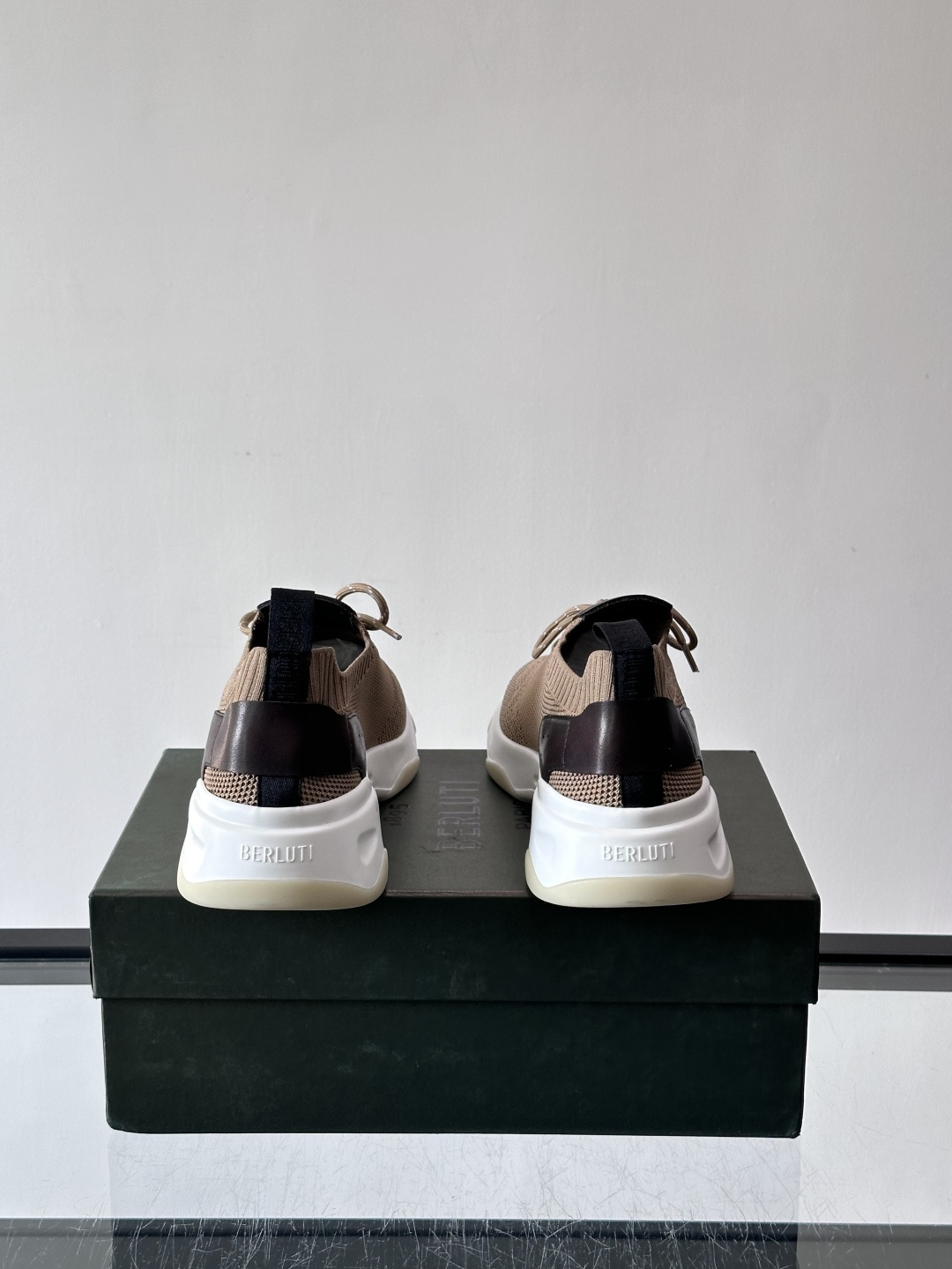 BERLUT·布鲁提针织鞋面贴合脚型，牛皮革后跟拼接，层次感满满。白色EVA鞋底轻盈缓震，流线型设计超有