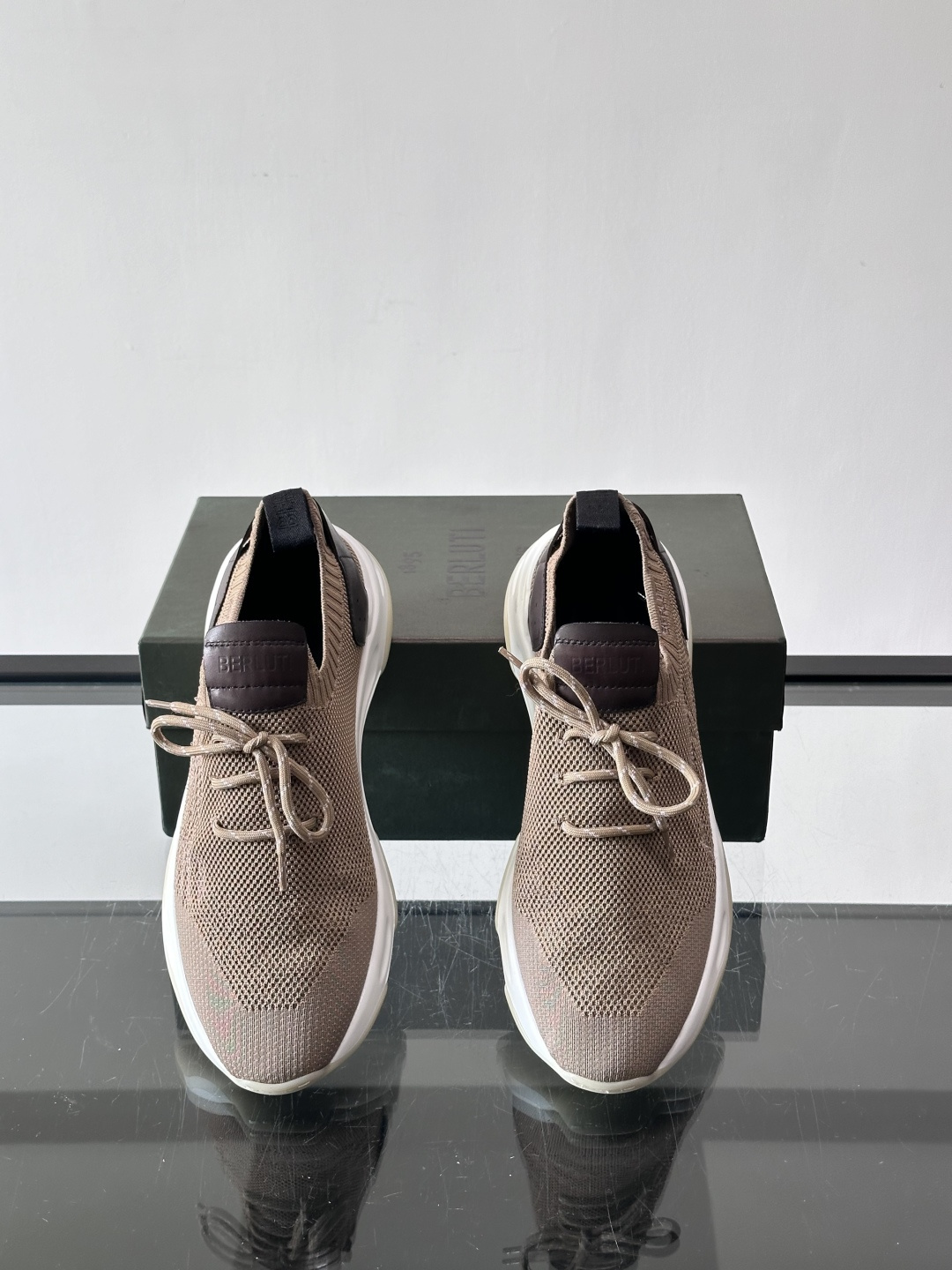 BERLUT·布鲁提针织鞋面贴合脚型，牛皮革后跟拼接，层次感满满。白色EVA鞋底轻盈缓震，流线型设计超有