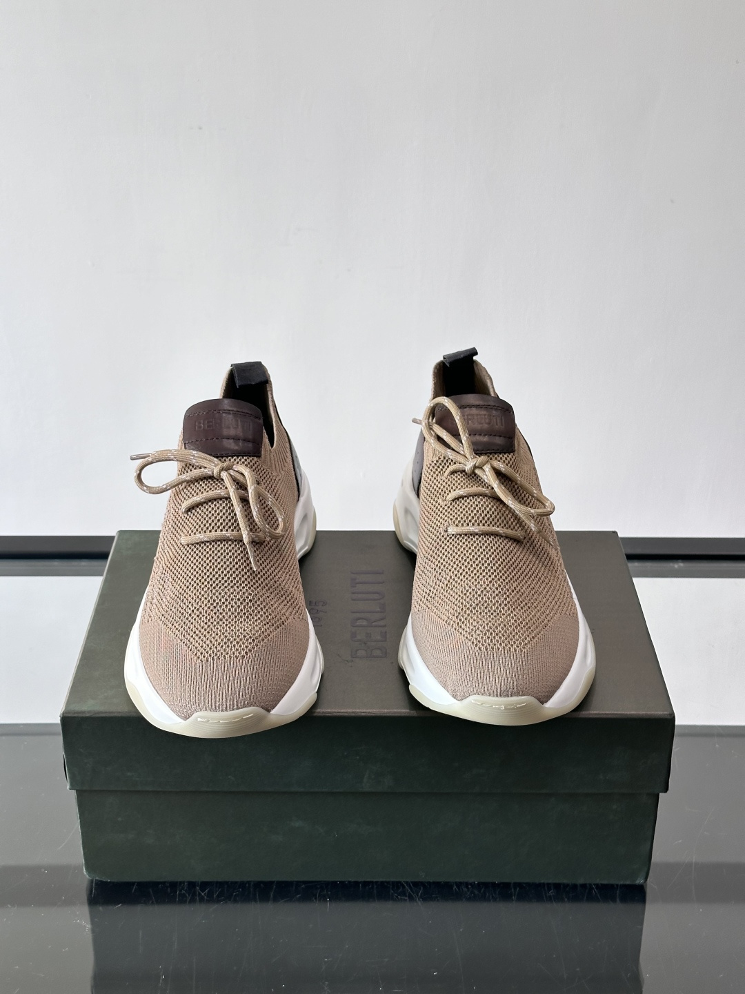 BERLUT·布鲁提针织鞋面贴合脚型，牛皮革后跟拼接，层次感满满。白色EVA鞋底轻盈缓震，流线型设计超有