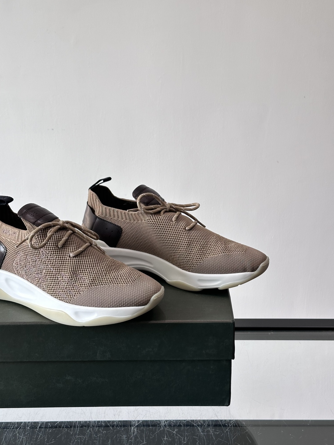 BERLUT·布鲁提针织鞋面贴合脚型，牛皮革后跟拼接，层次感满满。白色EVA鞋底轻盈缓震，流线型设计超有