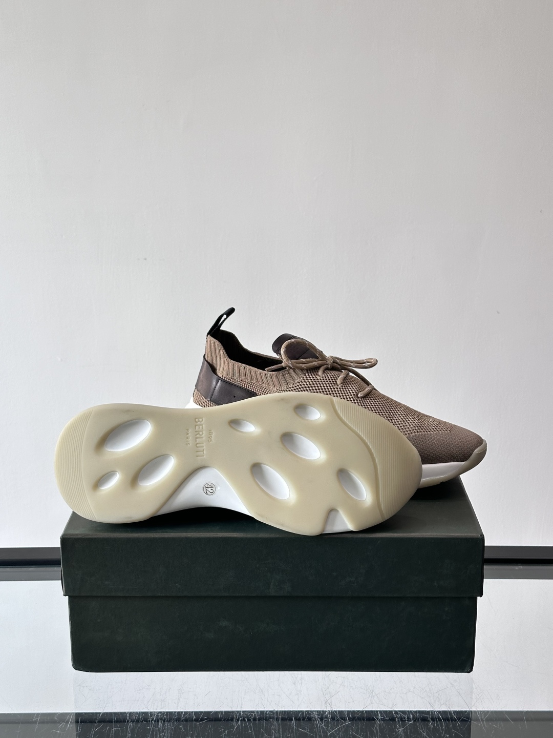 BERLUT·布鲁提针织鞋面贴合脚型，牛皮革后跟拼接，层次感满满。白色EVA鞋底轻盈缓震，流线型设计超有