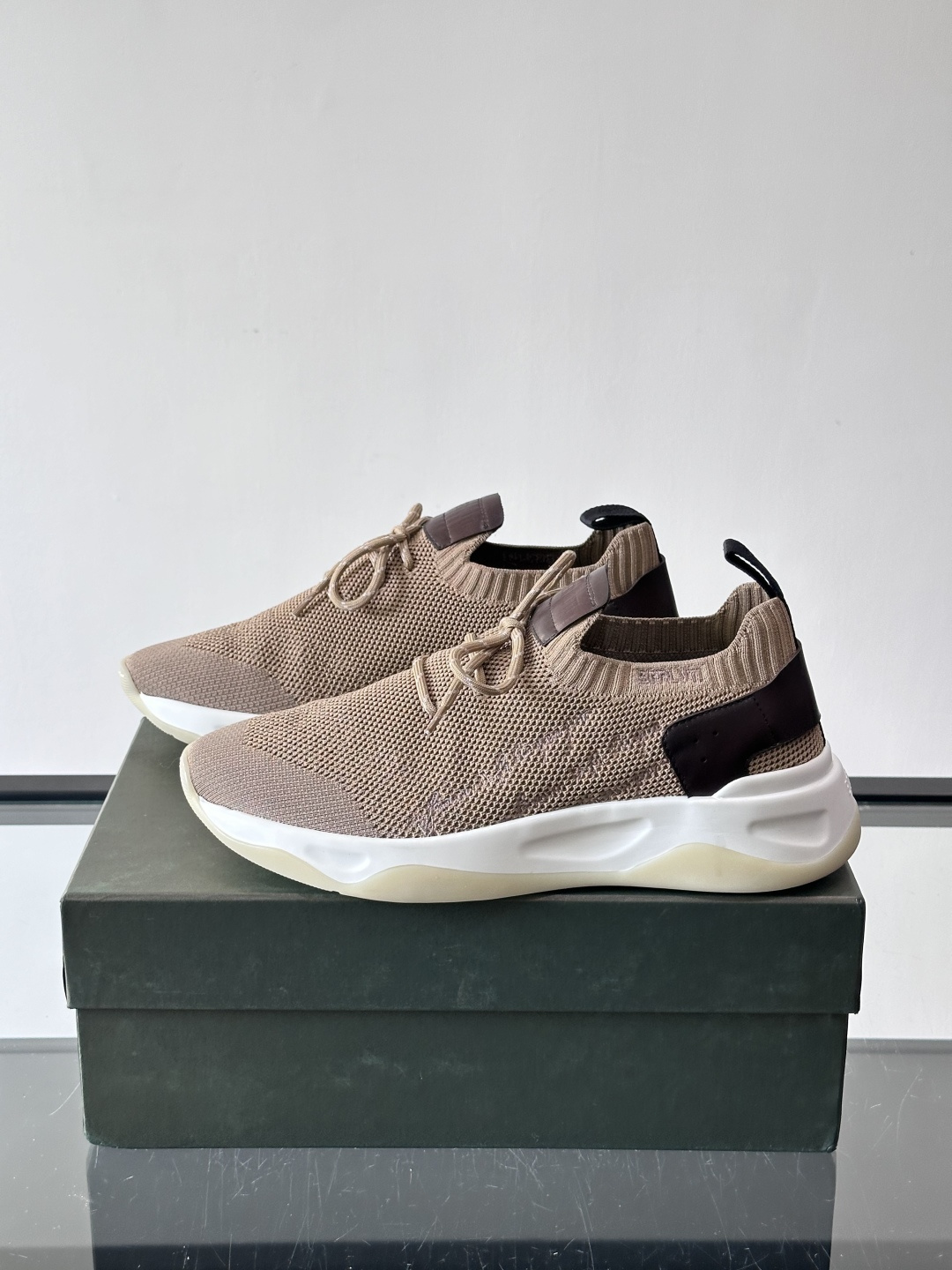 BERLUT·布鲁提针织鞋面贴合脚型，牛皮革后跟拼接，层次感满满。白色EVA鞋底轻盈缓震，流线型设计超有