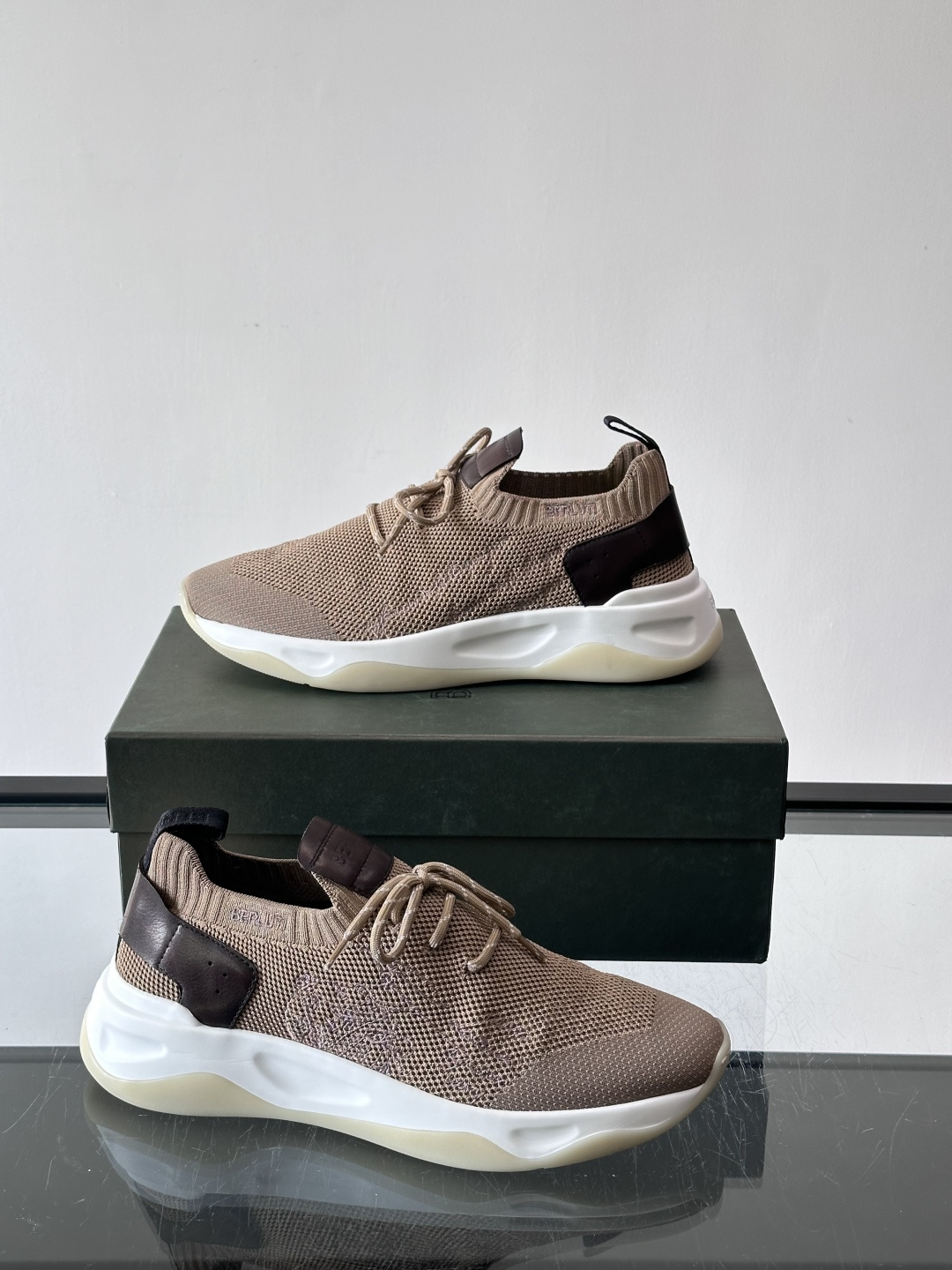 BERLUT·布鲁提针织鞋面贴合脚型，牛皮革后跟拼接，层次感满满。白色EVA鞋底轻盈缓震，流线型设计超有