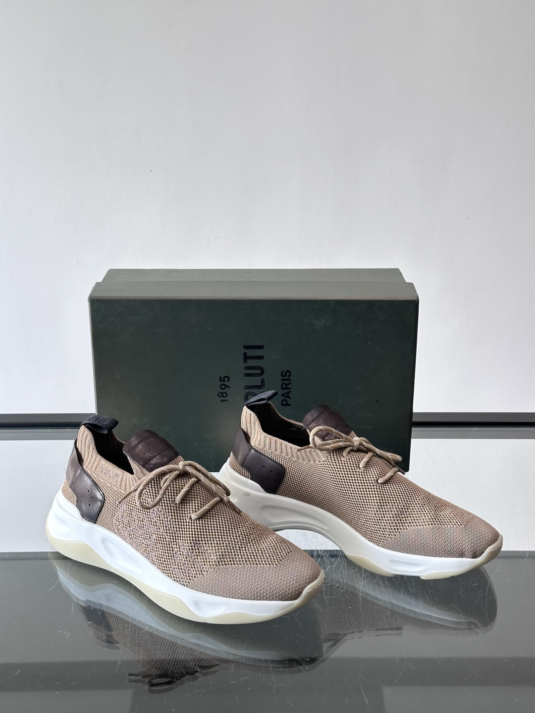 BERLUT·布鲁提针织鞋面贴合脚型，牛皮革后跟拼接，层次感满满。白色EVA鞋底轻盈缓震，流线型设计超有