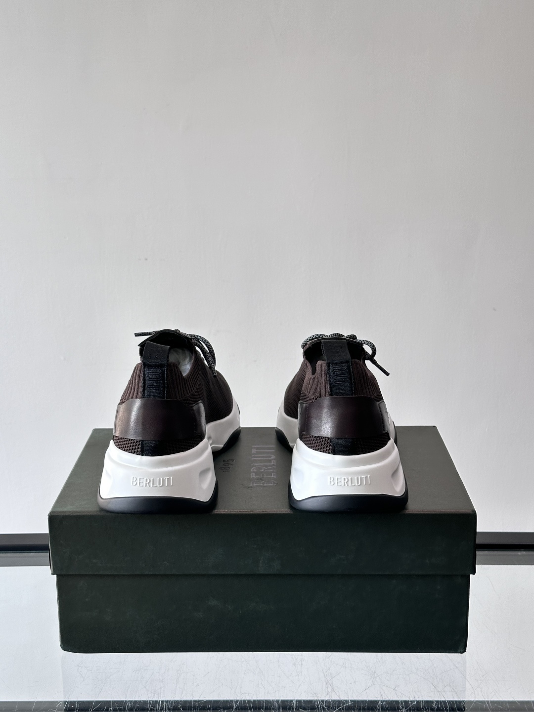 BERLUT·布鲁提针织鞋面贴合脚型，牛皮革后跟拼接，层次感满满。白色EVA鞋底轻盈缓震，流线型设计超有