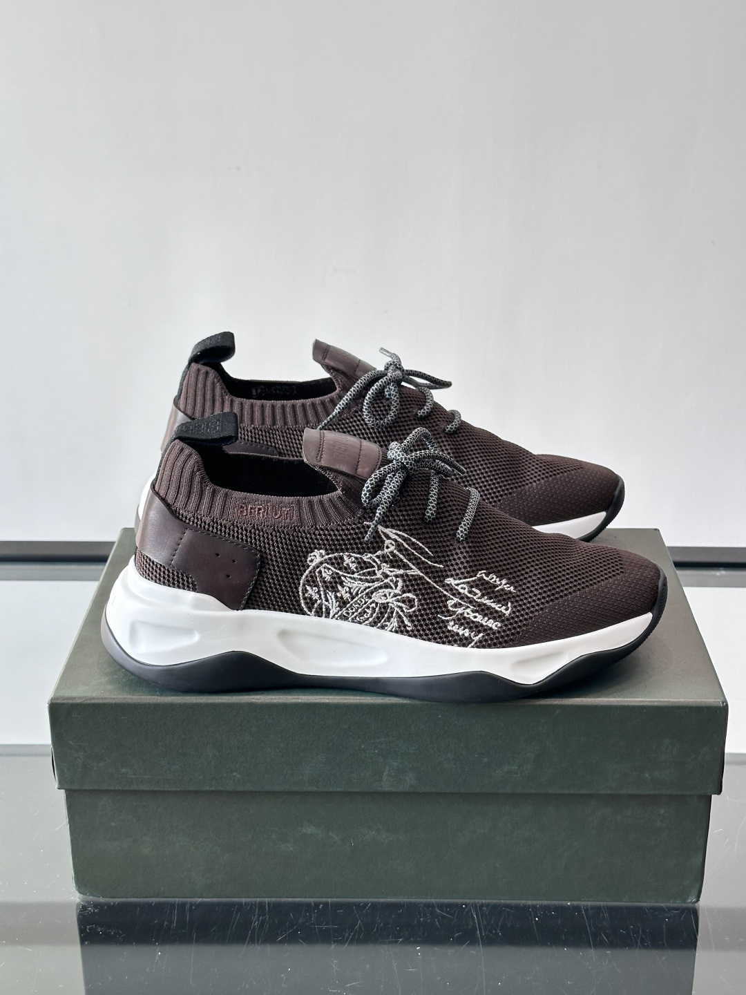 BERLUT·布鲁提针织鞋面贴合脚型，牛皮革后跟拼接，层次感满满。白色EVA鞋底轻盈缓震，流线型设计超有