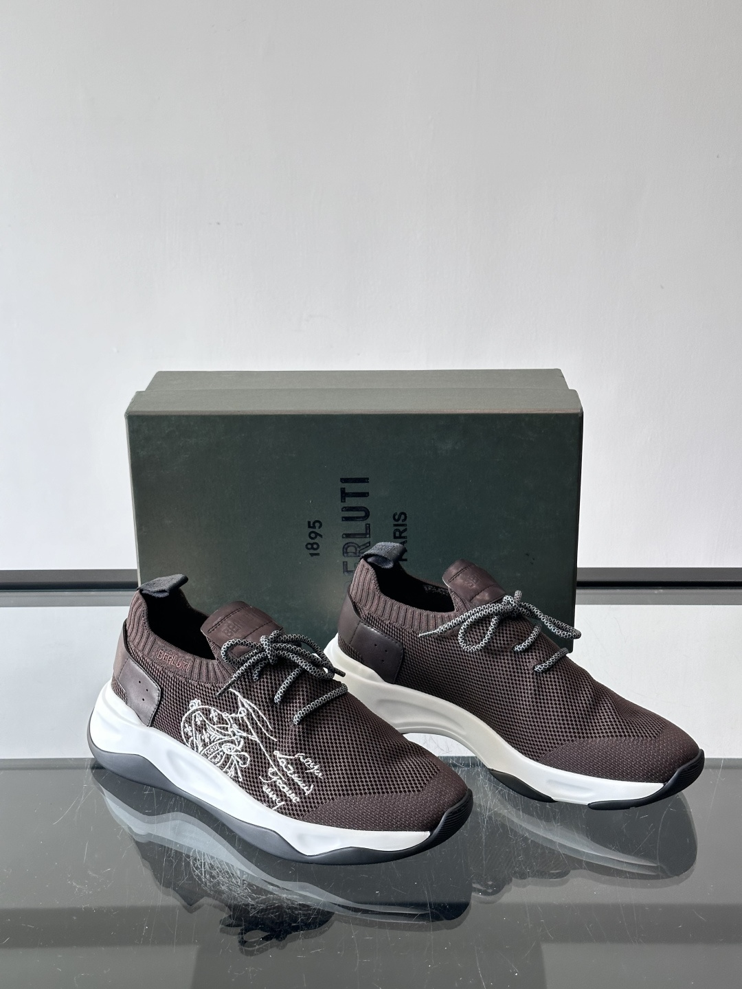 BERLUT·布鲁提针织鞋面贴合脚型，牛皮革后跟拼接，层次感满满。白色EVA鞋底轻盈缓震，流线型设计超有