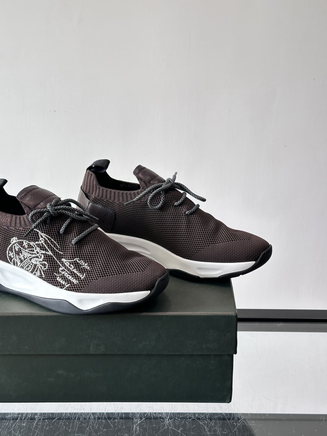 BERLUT·布鲁提针织鞋面贴合脚型，牛皮革后跟拼接，层次感满满。白色EVA鞋底轻盈缓震，流线型设计超有