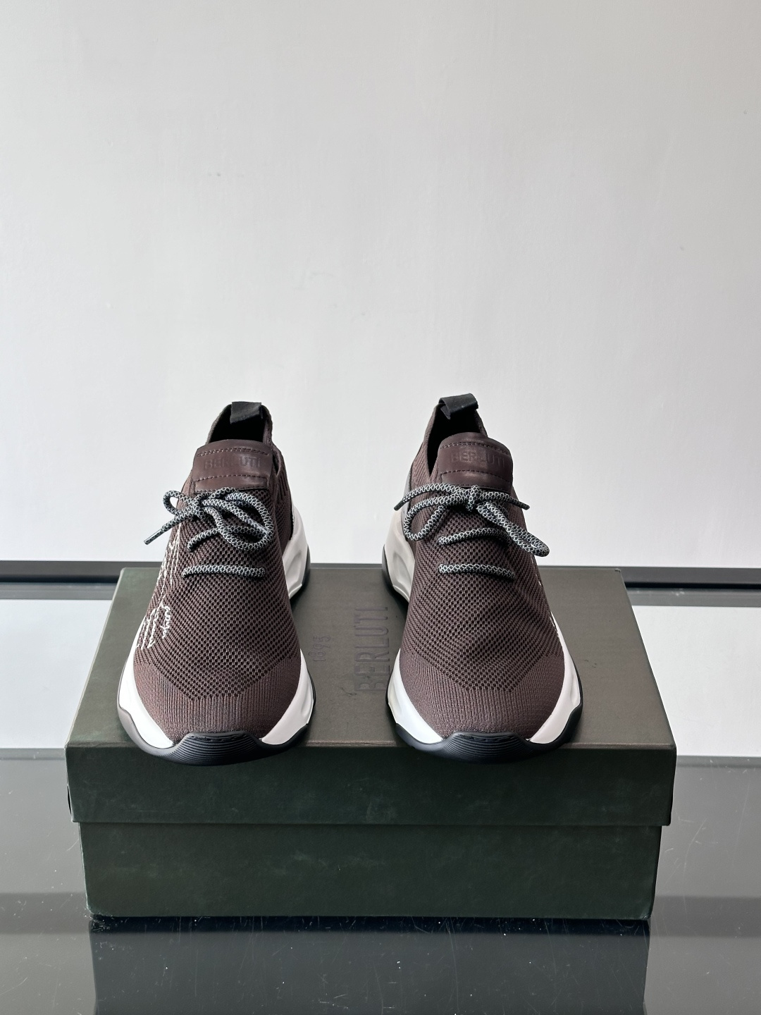 BERLUT·布鲁提针织鞋面贴合脚型，牛皮革后跟拼接，层次感满满。白色EVA鞋底轻盈缓震，流线型设计超有