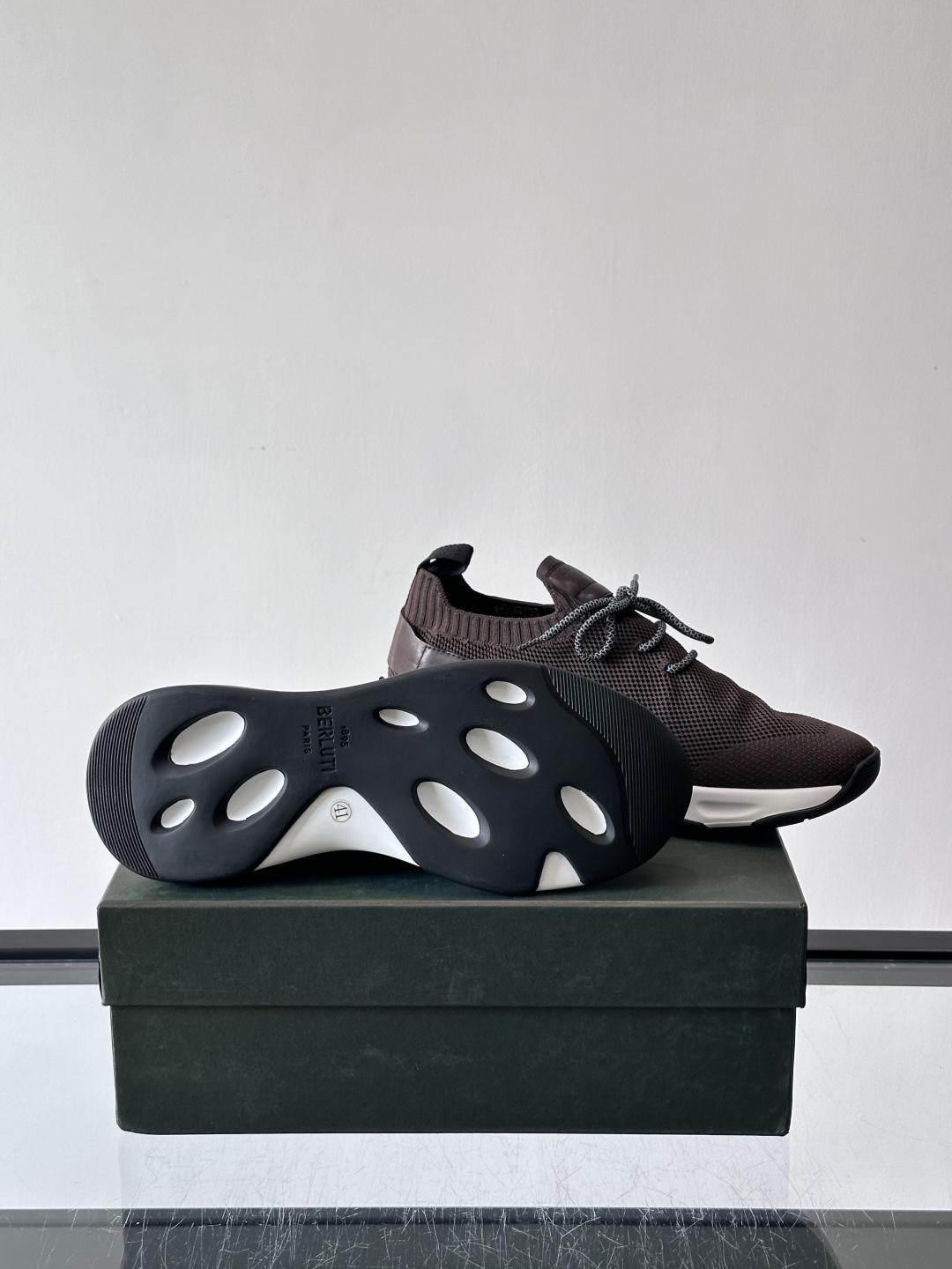 BERLUT·布鲁提针织鞋面贴合脚型，牛皮革后跟拼接，层次感满满。白色EVA鞋底轻盈缓震，流线型设计超有