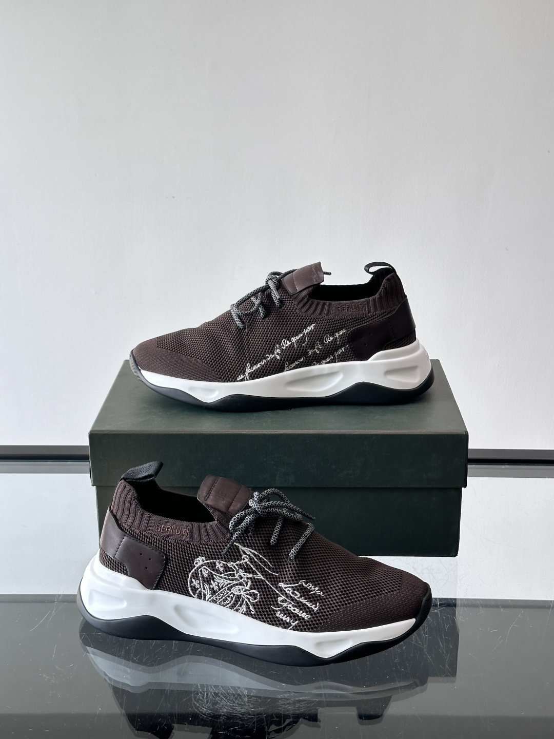 BERLUT·布鲁提针织鞋面贴合脚型，牛皮革后跟拼接，层次感满满。白色EVA鞋底轻盈缓震，流线型设计超有