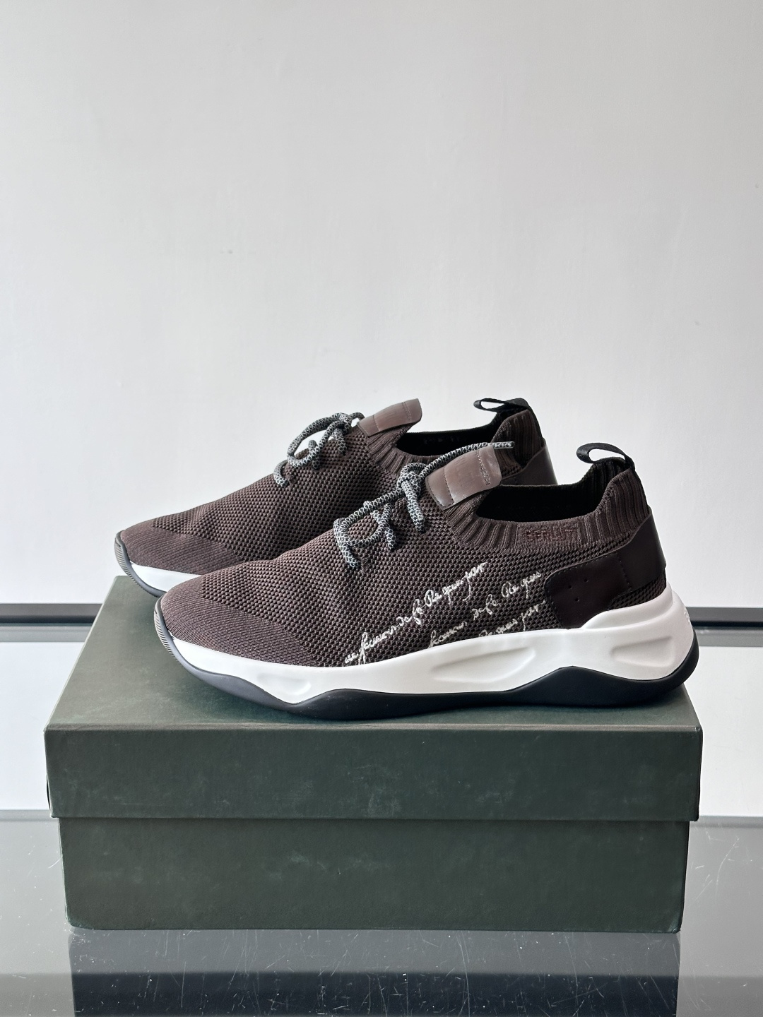 BERLUT·布鲁提针织鞋面贴合脚型，牛皮革后跟拼接，层次感满满。白色EVA鞋底轻盈缓震，流线型设计超有