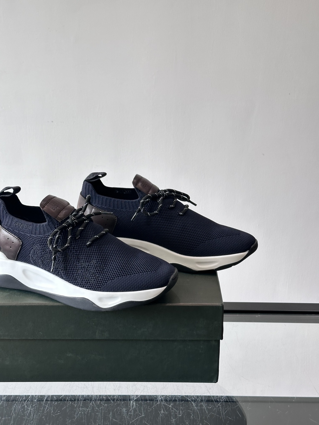 BERLUT·布鲁提针织鞋面贴合脚型，牛皮革后跟拼接，层次感满满。白色EVA鞋底轻盈缓震，流线型设计超有