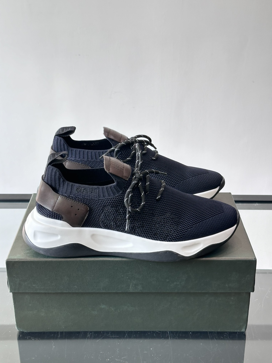 BERLUT·布鲁提针织鞋面贴合脚型，牛皮革后跟拼接，层次感满满。白色EVA鞋底轻盈缓震，流线型设计超有