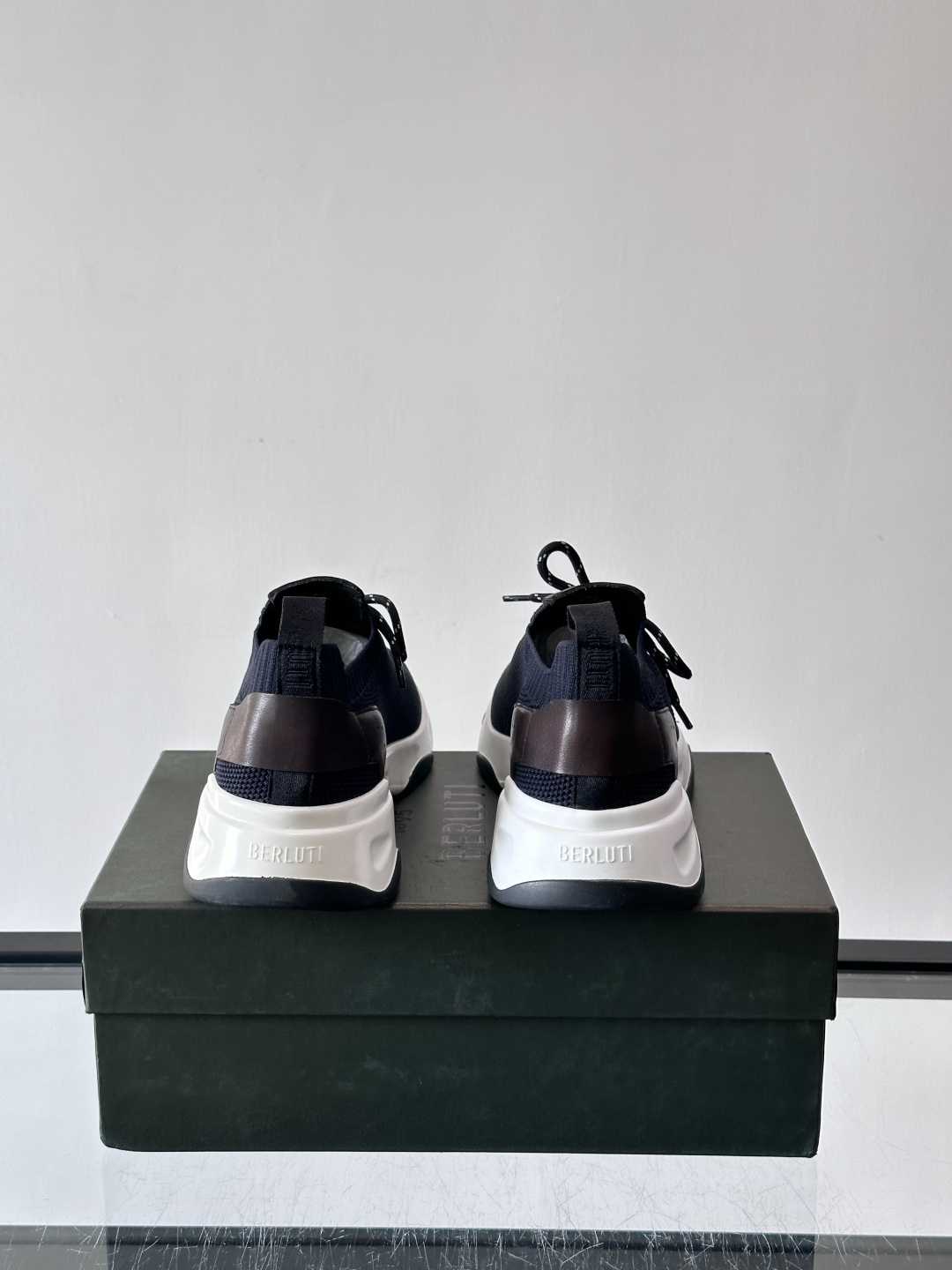 BERLUT·布鲁提针织鞋面贴合脚型，牛皮革后跟拼接，层次感满满。白色EVA鞋底轻盈缓震，流线型设计超有