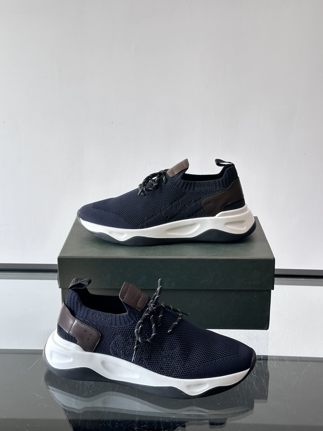 BERLUT·布鲁提针织鞋面贴合脚型，牛皮革后跟拼接，层次感满满。白色EVA鞋底轻盈缓震，流线型设计超有