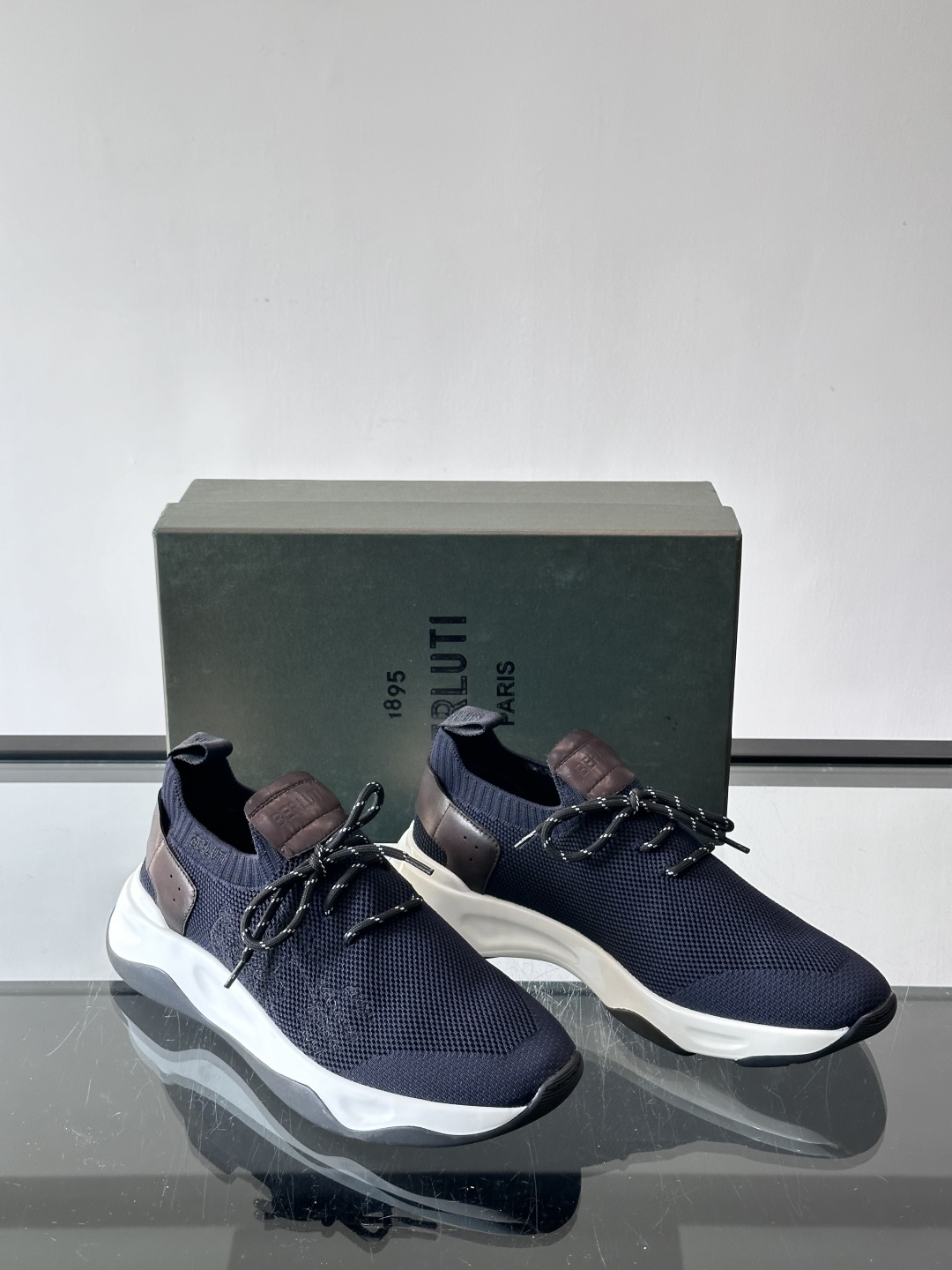 BERLUT·布鲁提针织鞋面贴合脚型，牛皮革后跟拼接，层次感满满。白色EVA鞋底轻盈缓震，流线型设计超有