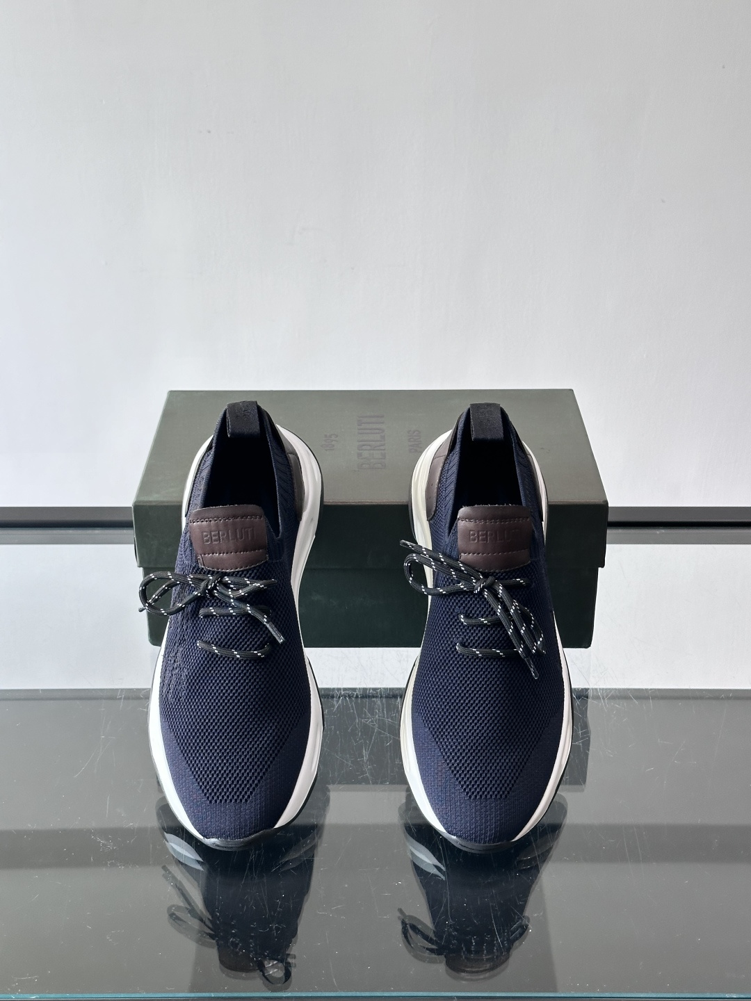 BERLUT·布鲁提针织鞋面贴合脚型，牛皮革后跟拼接，层次感满满。白色EVA鞋底轻盈缓震，流线型设计超有