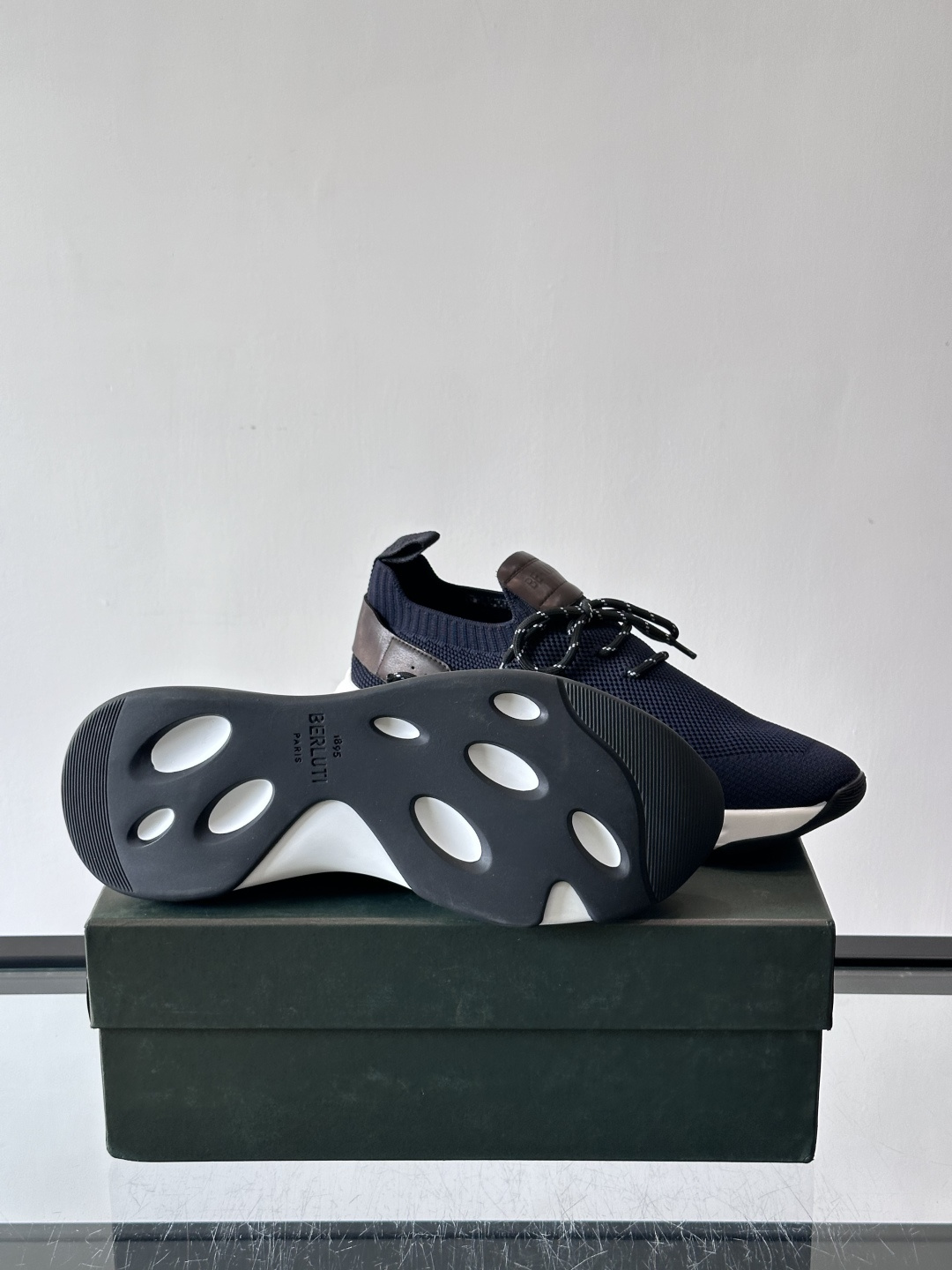 BERLUT·布鲁提针织鞋面贴合脚型，牛皮革后跟拼接，层次感满满。白色EVA鞋底轻盈缓震，流线型设计超有